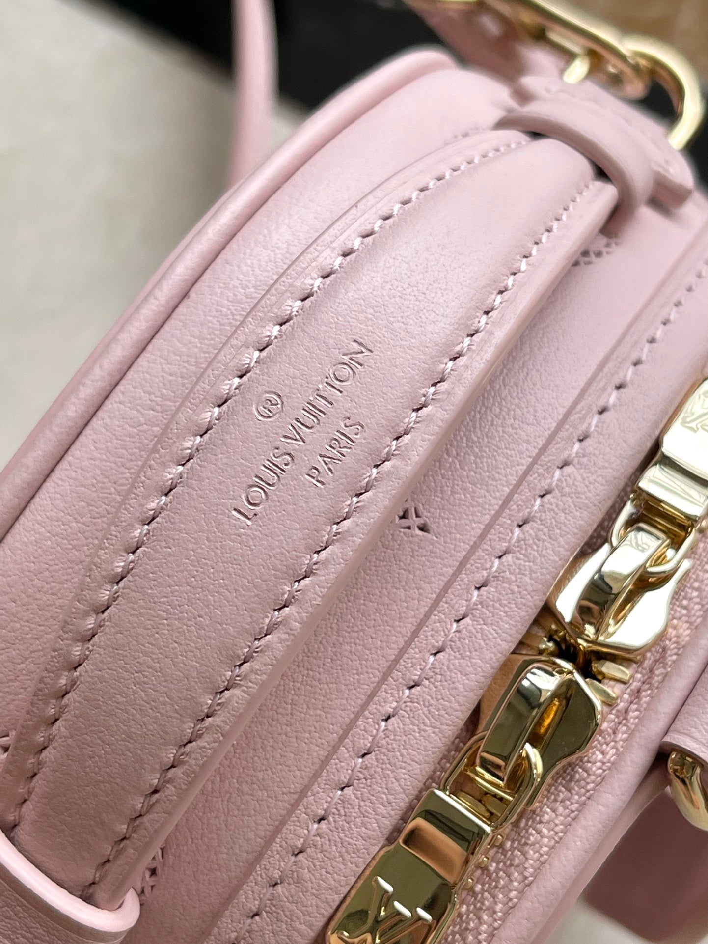 MINI BOÎTE CHAPEAU 13 EN CUIR DE VEAU PERFORÉ MONOGRAMME ROSE CLAIR