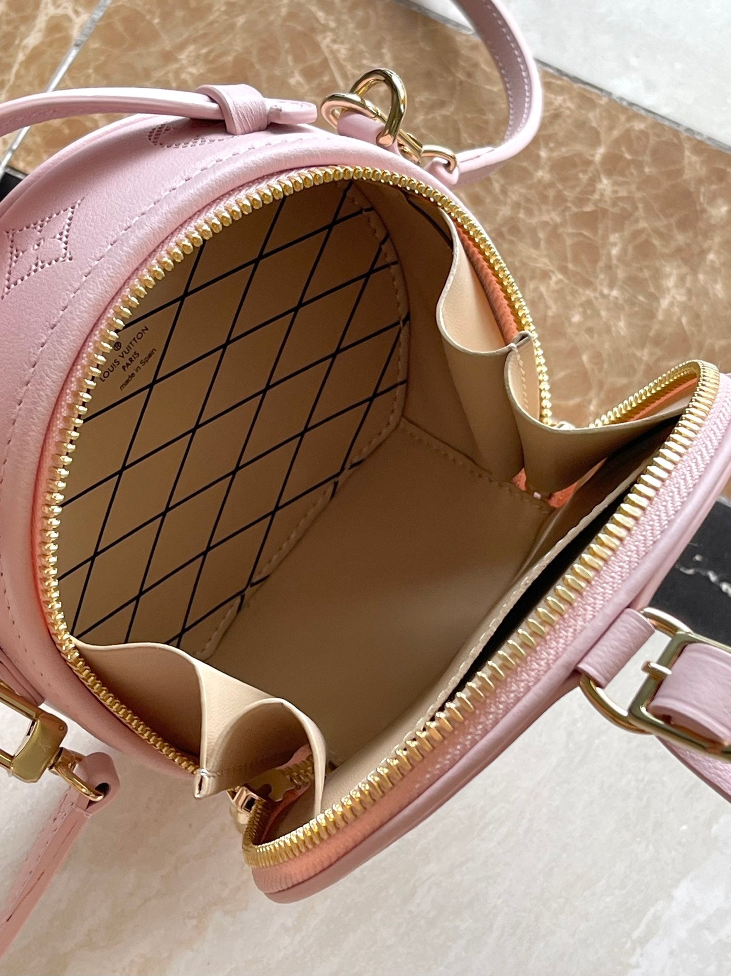 MINI BOÎTE CHAPEAU 13 EN CUIR DE VEAU PERFORÉ MONOGRAMME ROSE CLAIR