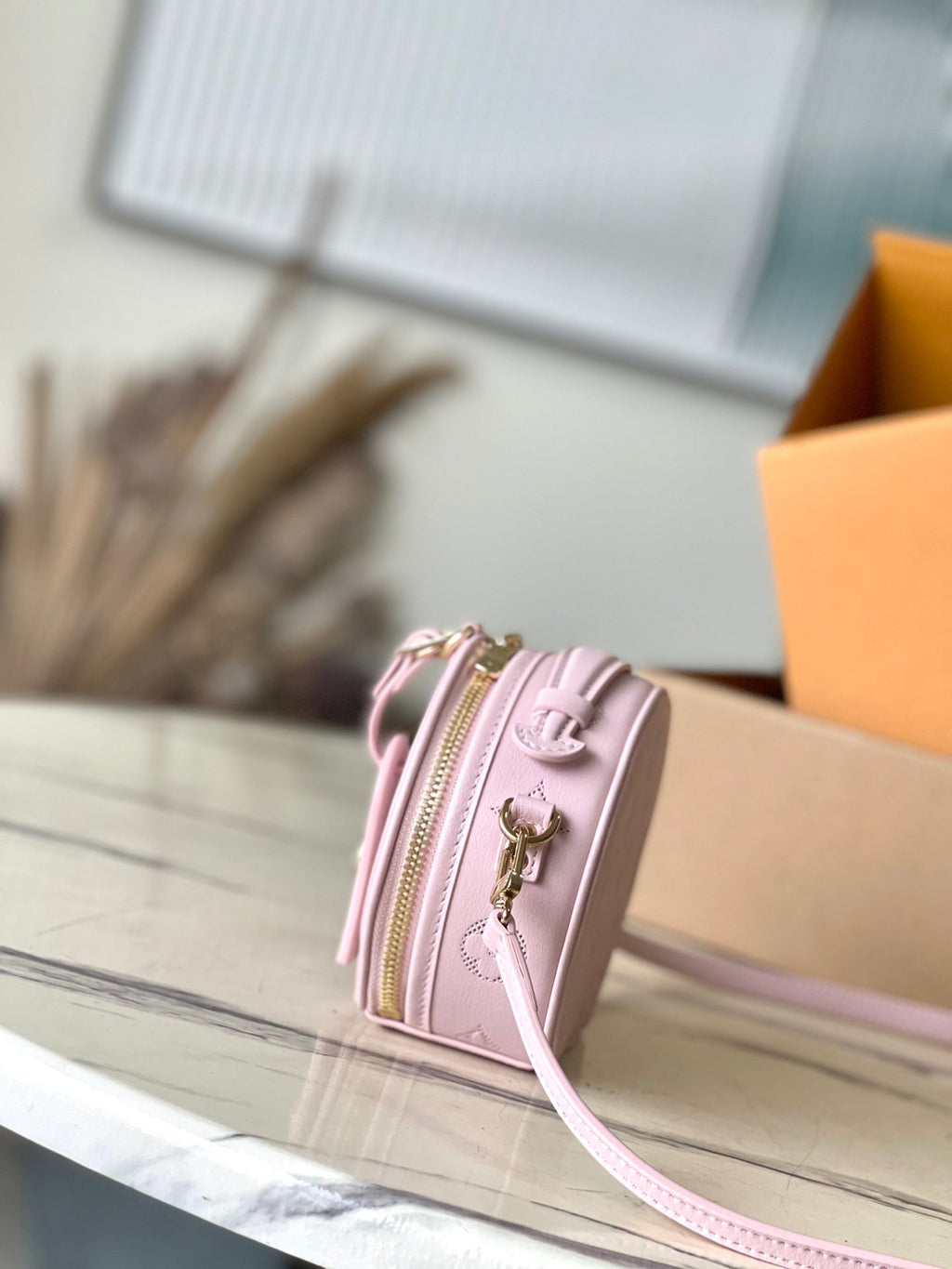 MINI BOÎTE CHAPEAU 13 EN CUIR DE VEAU PERFORÉ MONOGRAMME ROSE CLAIR