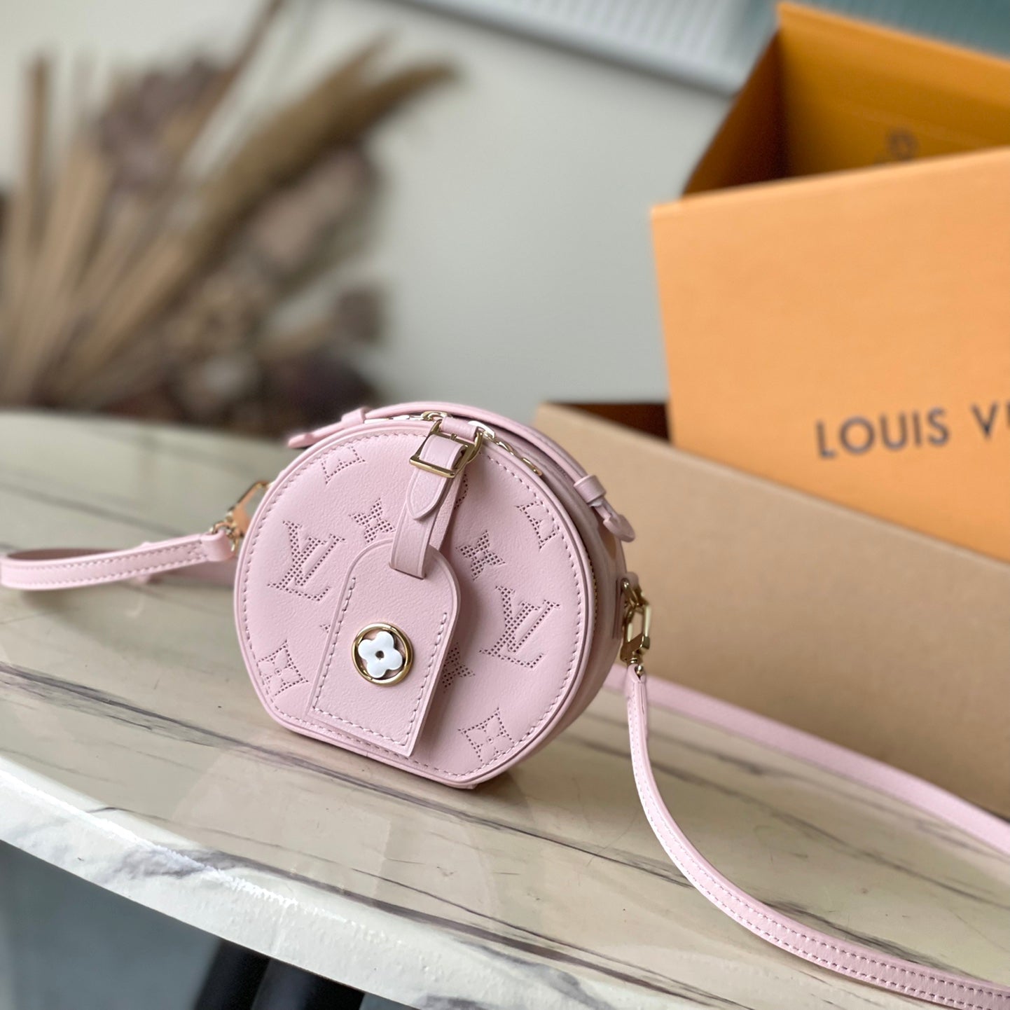 MINI BOÎTE CHAPEAU 13 EN CUIR DE VEAU PERFORÉ MONOGRAMME ROSE CLAIR