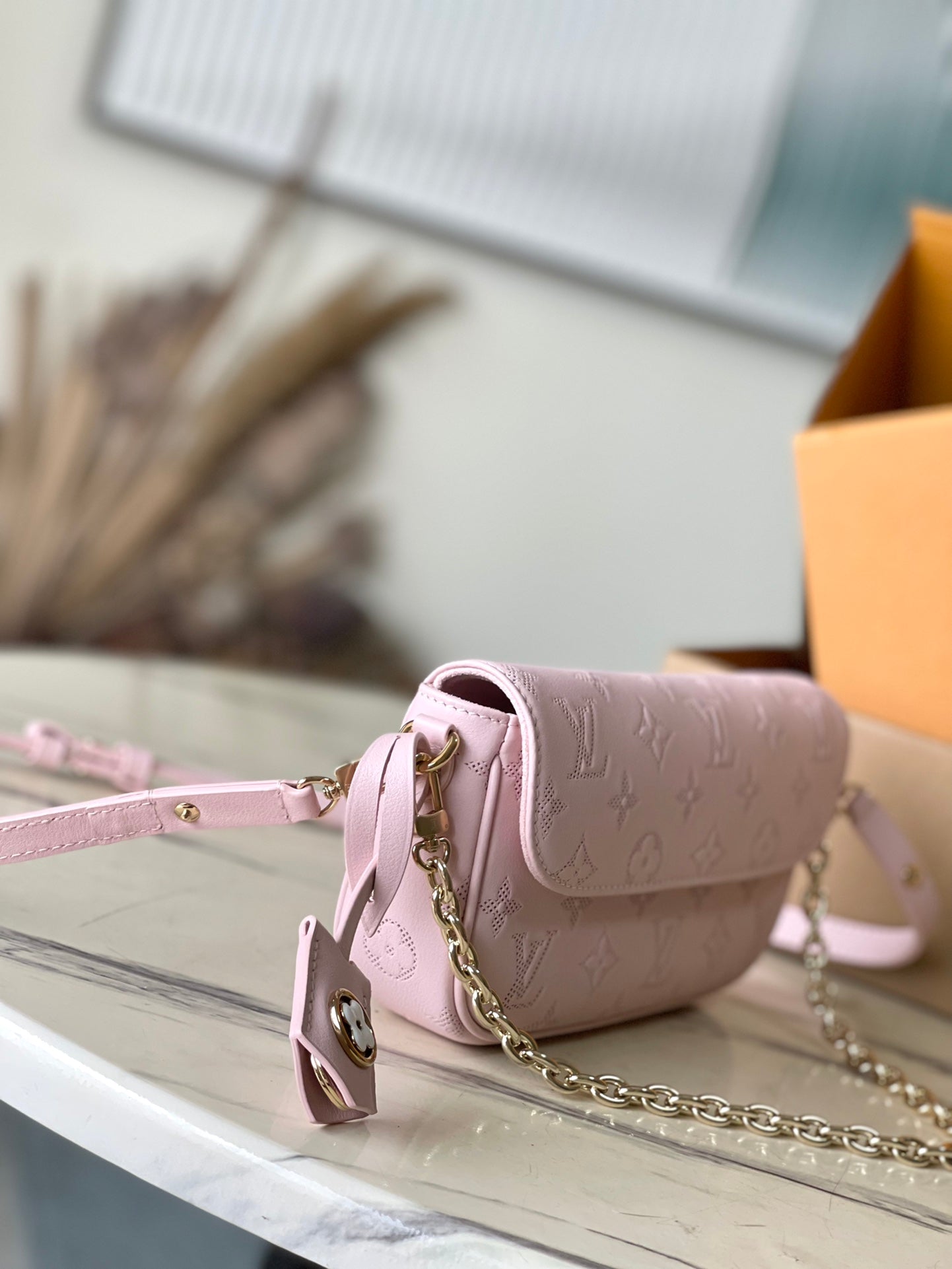 PORTEFEUILLE SUR CHAÎNE IVY 23 EN CUIR DE VEAU PERFORÉ MONOGRAMME ROSE CLAIR, QUINCAILLERIE DORÉE