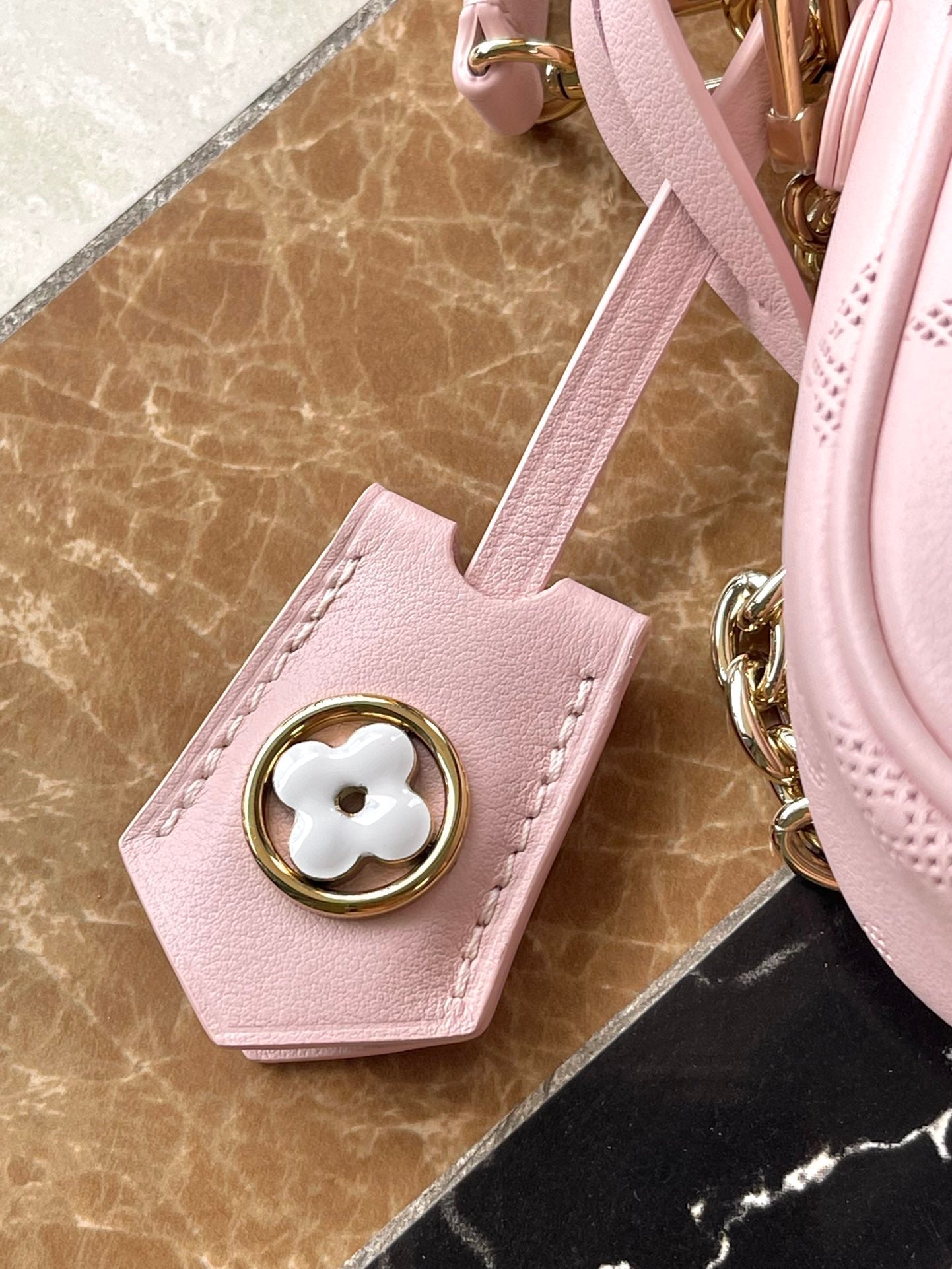 PORTEFEUILLE SUR CHAÎNE IVY 23 EN CUIR DE VEAU PERFORÉ MONOGRAMME ROSE CLAIR, QUINCAILLERIE DORÉE