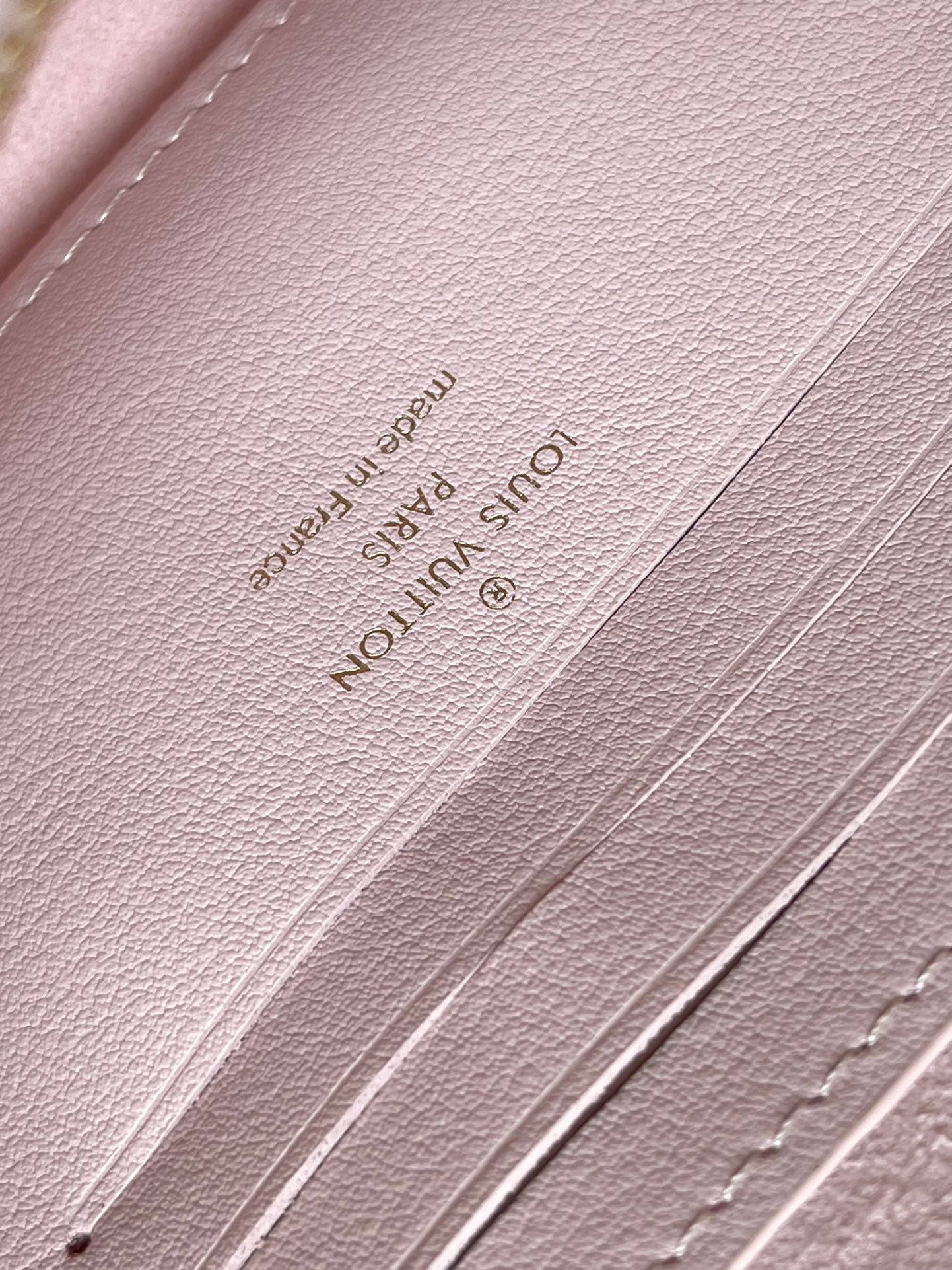 PORTEFEUILLE SUR CHAÎNE IVY 23 EN CUIR DE VEAU PERFORÉ MONOGRAMME ROSE CLAIR, QUINCAILLERIE DORÉE