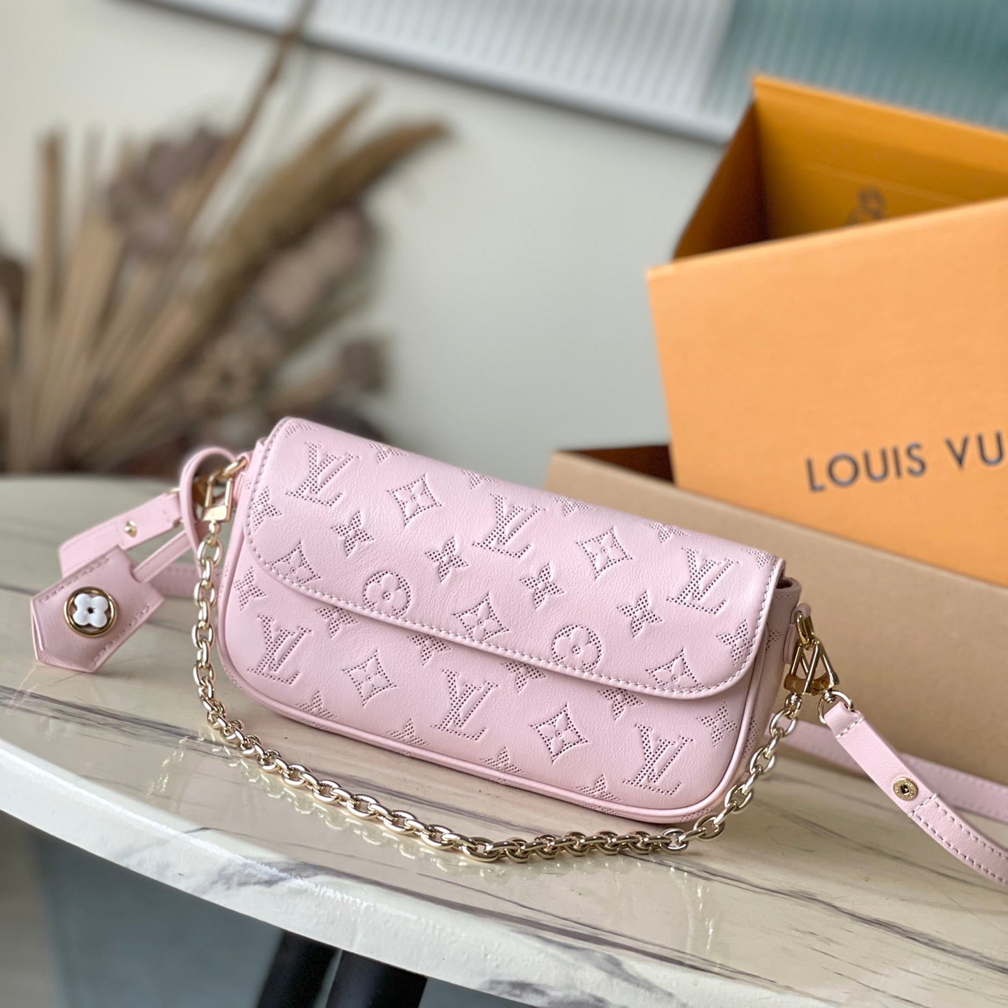 PORTEFEUILLE SUR CHAÎNE IVY 23 EN CUIR DE VEAU PERFORÉ MONOGRAMME ROSE CLAIR, QUINCAILLERIE DORÉE