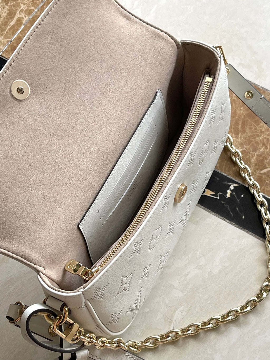 PORTEFEUILLE SUR CHAÎNE IVY 23 EN CUIR DE VEAU PERFORÉ MONOGRAMME BLANC, QUINCAILLERIE DORÉ