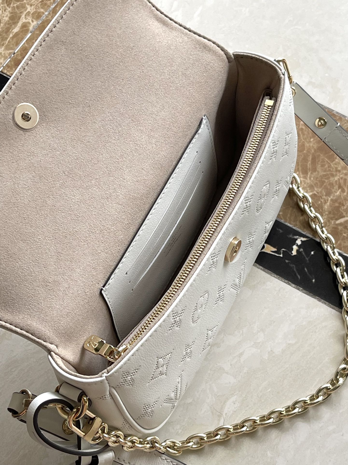 PORTEFEUILLE SUR CHAÎNE IVY 23 EN CUIR DE VEAU PERFORÉ MONOGRAMME BLANC, QUINCAILLERIE DORÉ