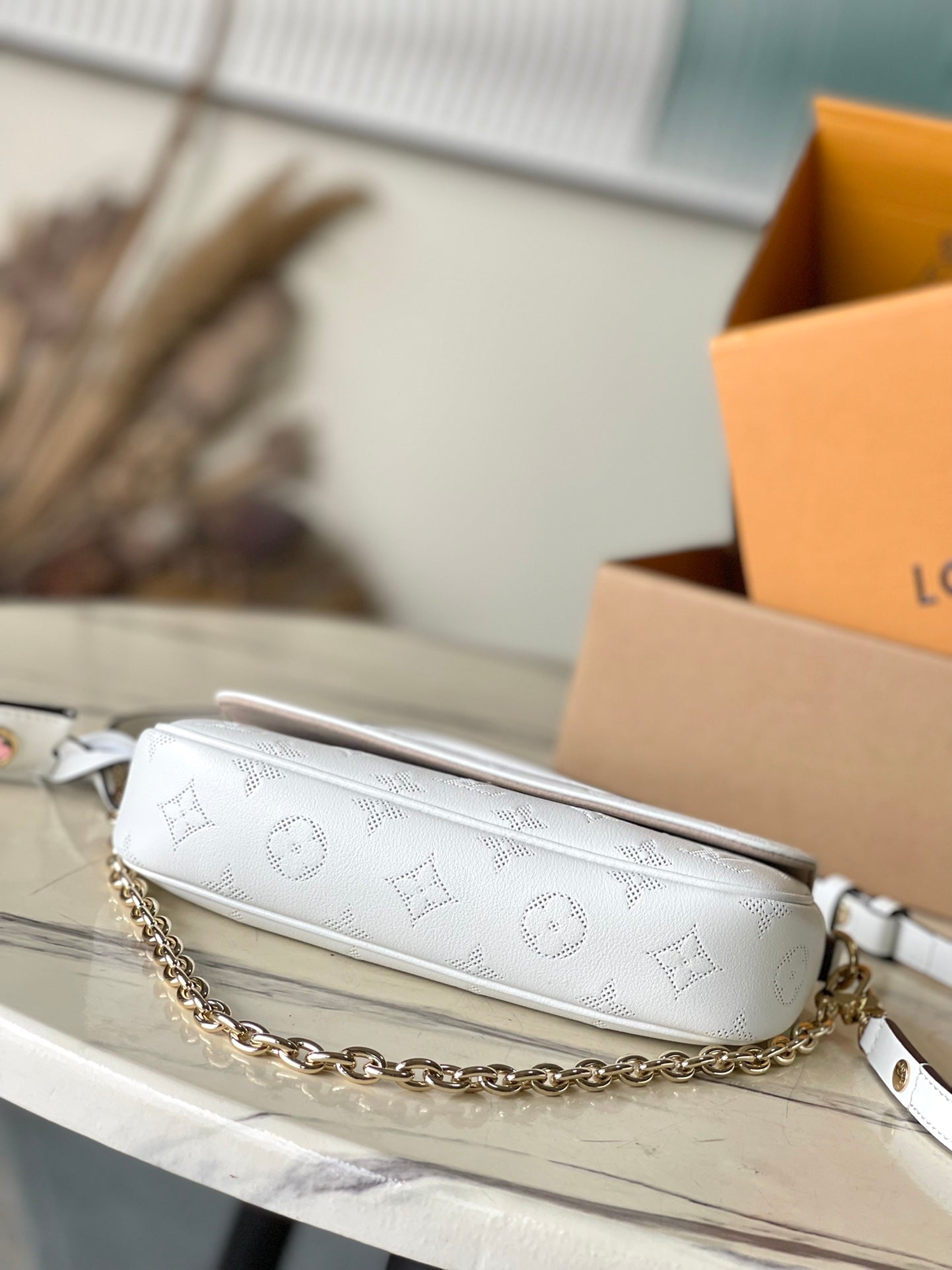 PORTEFEUILLE SUR CHAÎNE IVY 23 EN CUIR DE VEAU PERFORÉ MONOGRAMME BLANC, QUINCAILLERIE DORÉ