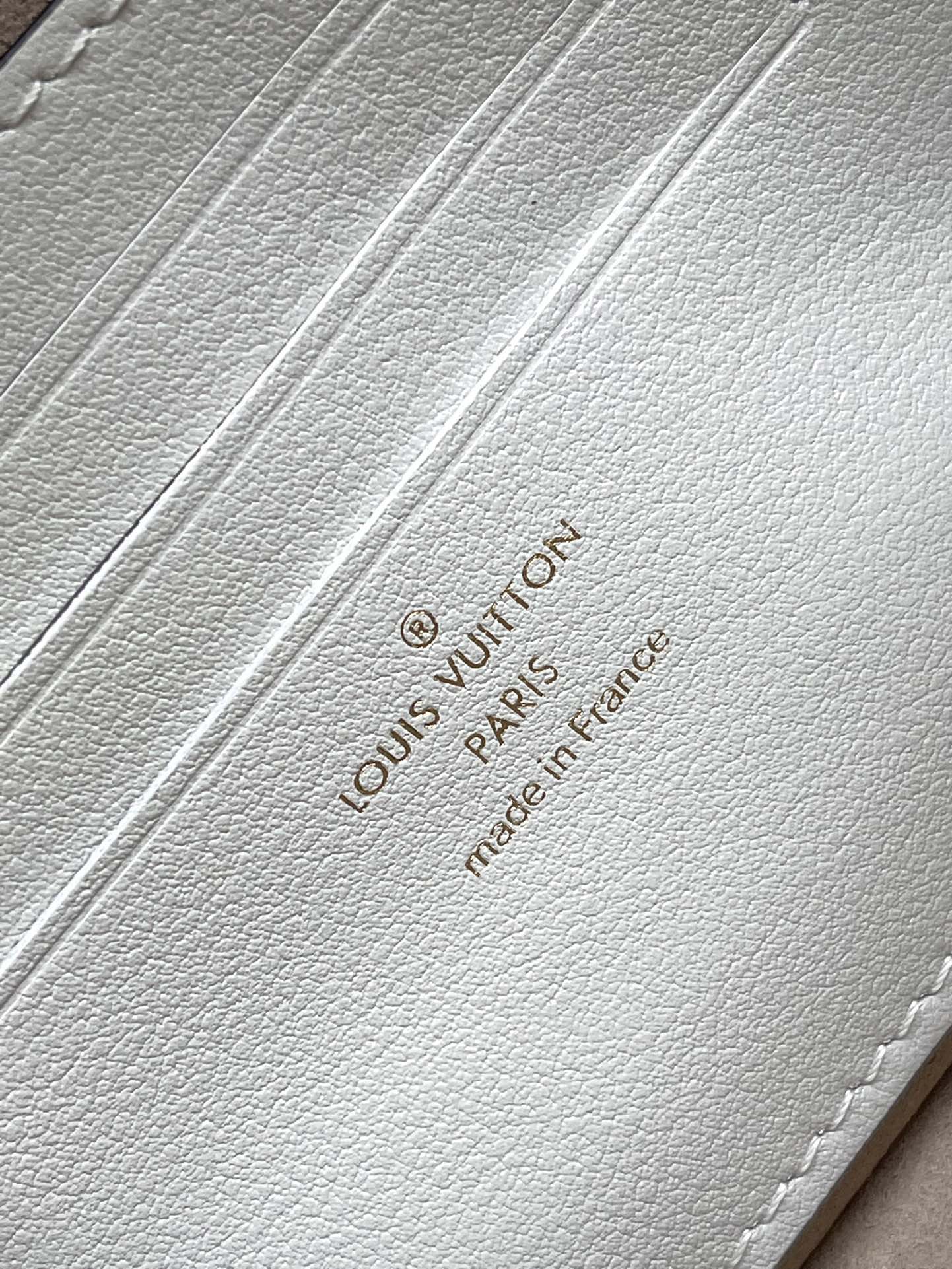 PORTEFEUILLE SUR CHAÎNE IVY 23 EN CUIR DE VEAU PERFORÉ MONOGRAMME BLANC, QUINCAILLERIE DORÉ