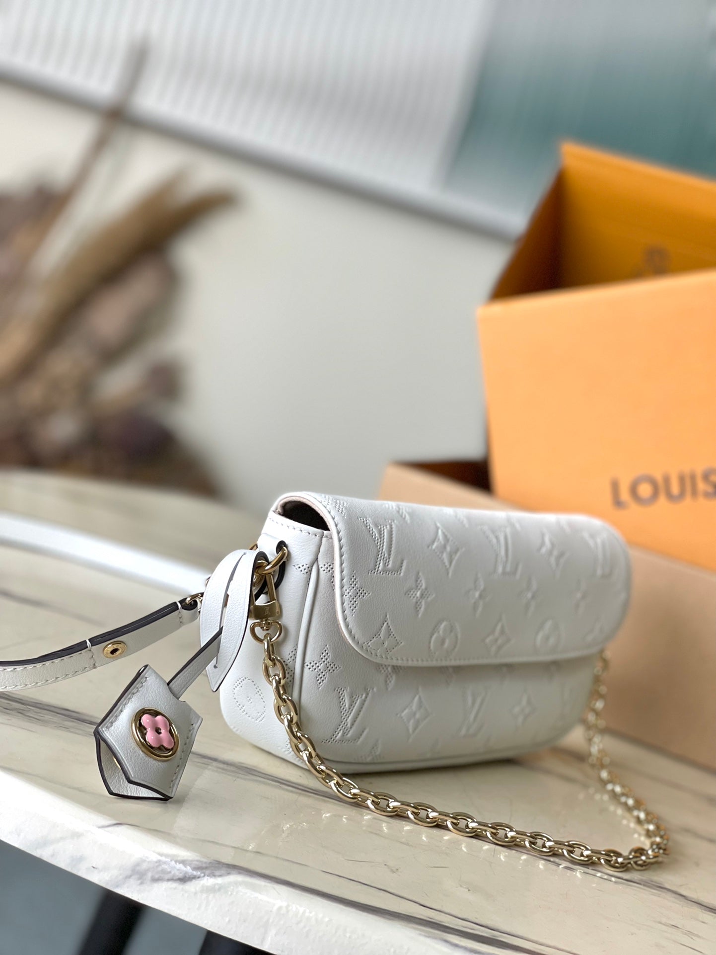 PORTEFEUILLE SUR CHAÎNE IVY 23 EN CUIR DE VEAU PERFORÉ MONOGRAMME BLANC, QUINCAILLERIE DORÉ