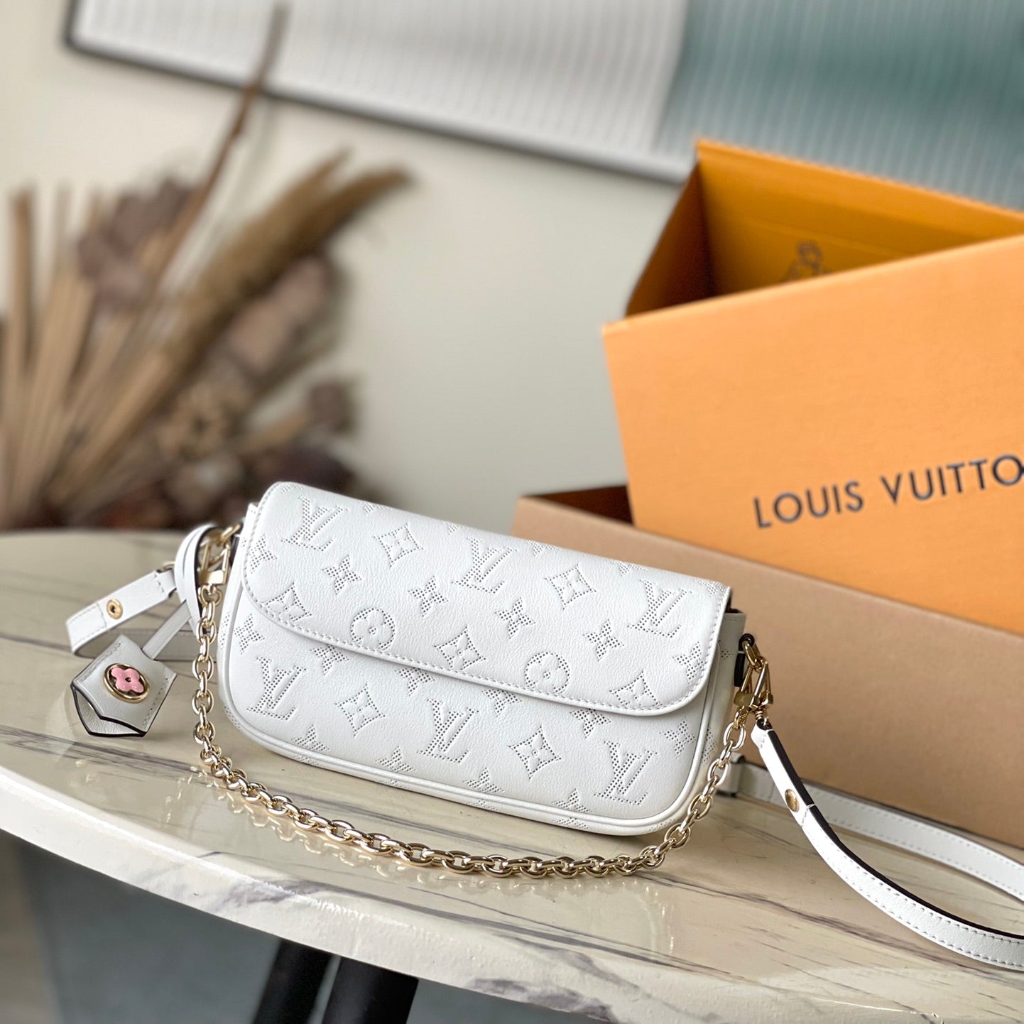 PORTEFEUILLE SUR CHAÎNE IVY 23 EN CUIR DE VEAU PERFORÉ MONOGRAMME BLANC, QUINCAILLERIE DORÉ