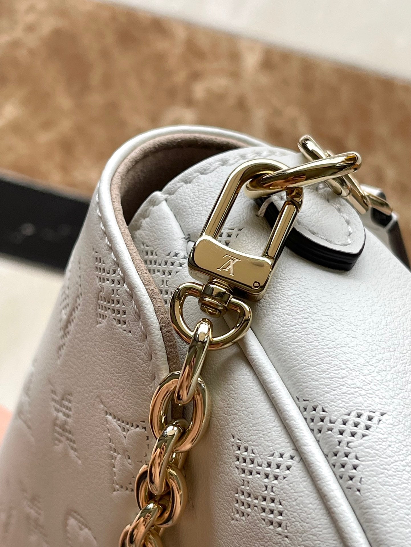 PORTEFEUILLE SUR CHAÎNE IVY 23 EN CUIR DE VEAU PERFORÉ MONOGRAMME BLANC, QUINCAILLERIE DORÉ
