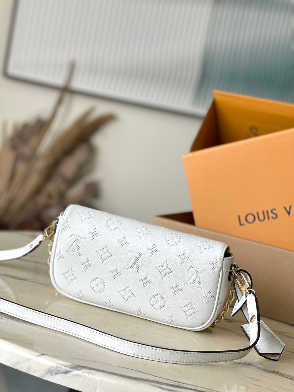 PORTEFEUILLE SUR CHAÎNE IVY 23 EN CUIR DE VEAU PERFORÉ MONOGRAMME BLANC, QUINCAILLERIE DORÉ