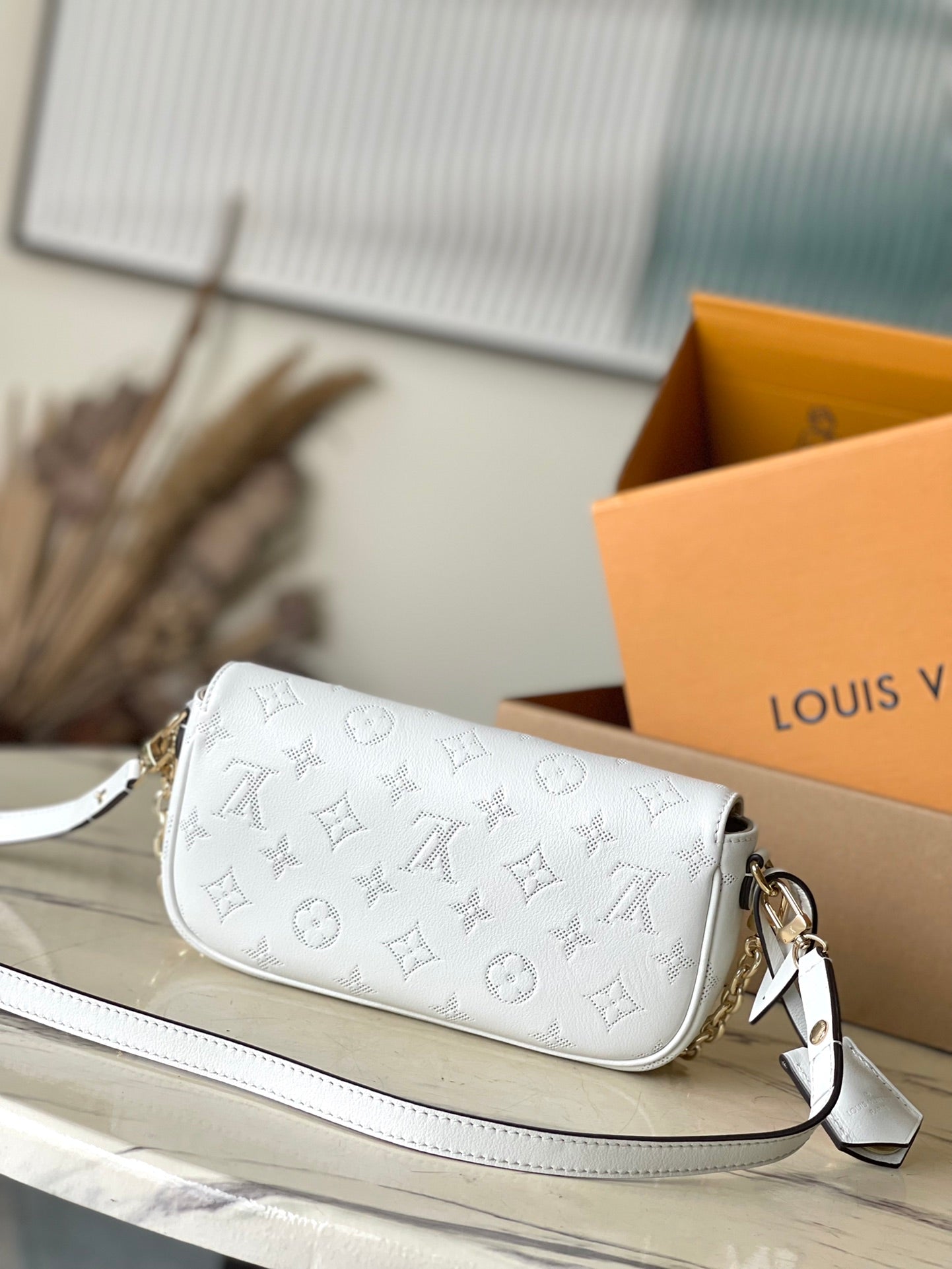PORTEFEUILLE SUR CHAÎNE IVY 23 EN CUIR DE VEAU PERFORÉ MONOGRAMME BLANC, QUINCAILLERIE DORÉ