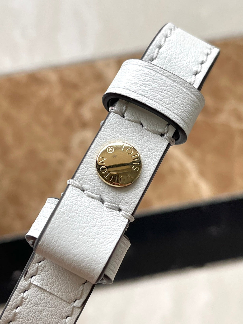 PORTEFEUILLE SUR CHAÎNE IVY 23 EN CUIR DE VEAU PERFORÉ MONOGRAMME BLANC, QUINCAILLERIE DORÉ