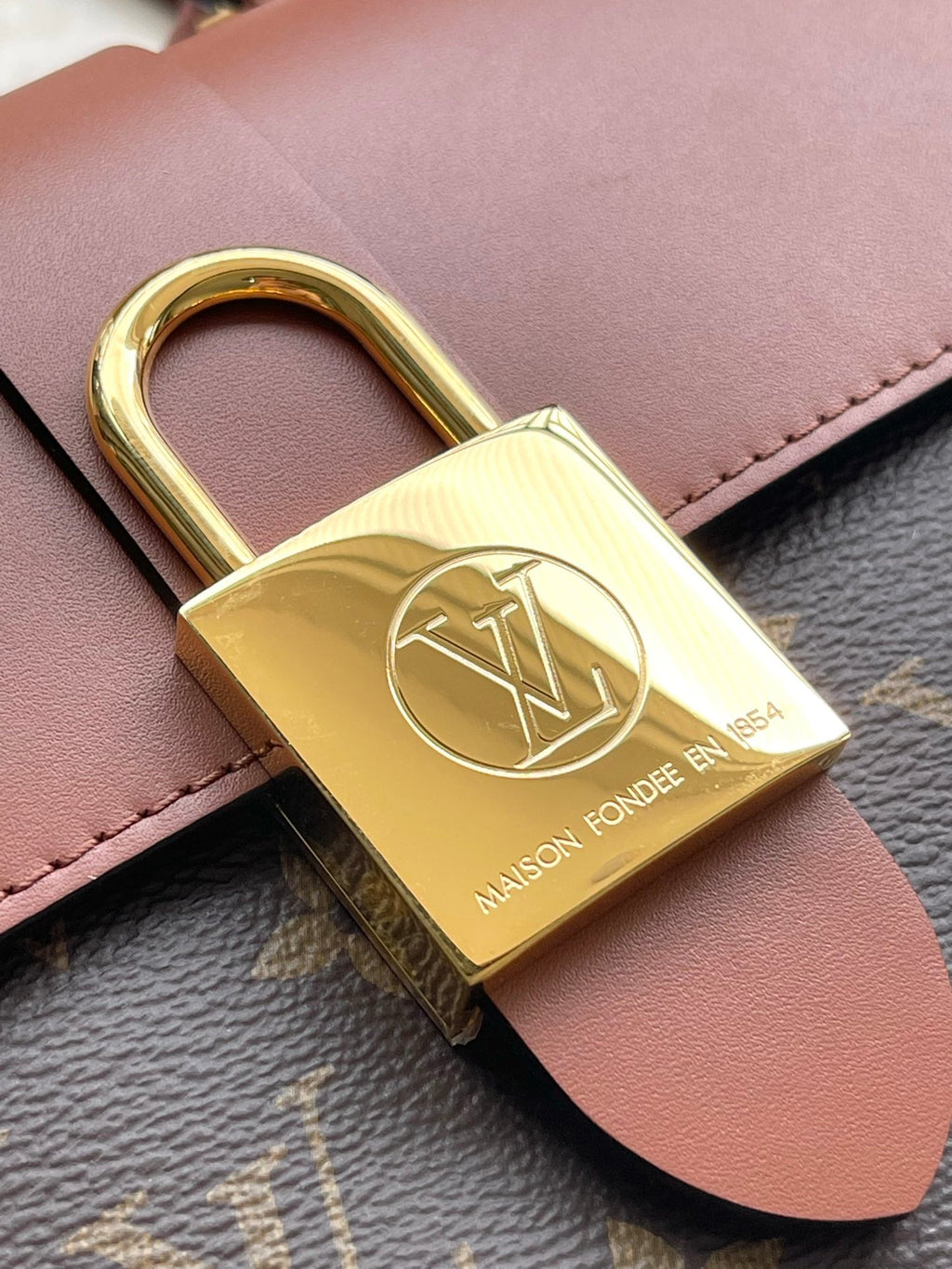 LOCKY BB 20 EN TOILE MONOGRAMME MARRON ET CUIR DE VEAU LISSE BOUCLE DORÉ