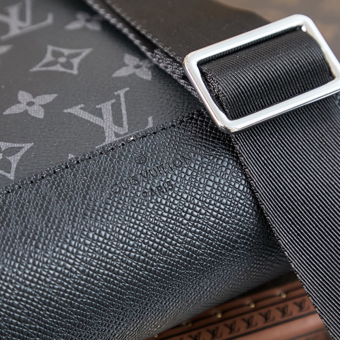 SAC À BANDOULIÈRE DUO 42 EN TOILE MONOGRAMME ECLIPSE NOIRE