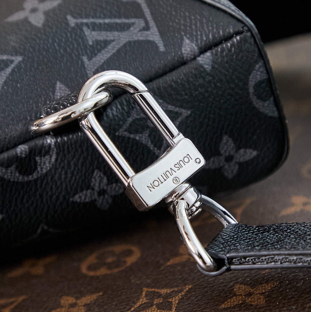 SAC À BANDOULIÈRE DUO 42 EN TOILE MONOGRAMME ECLIPSE NOIRE