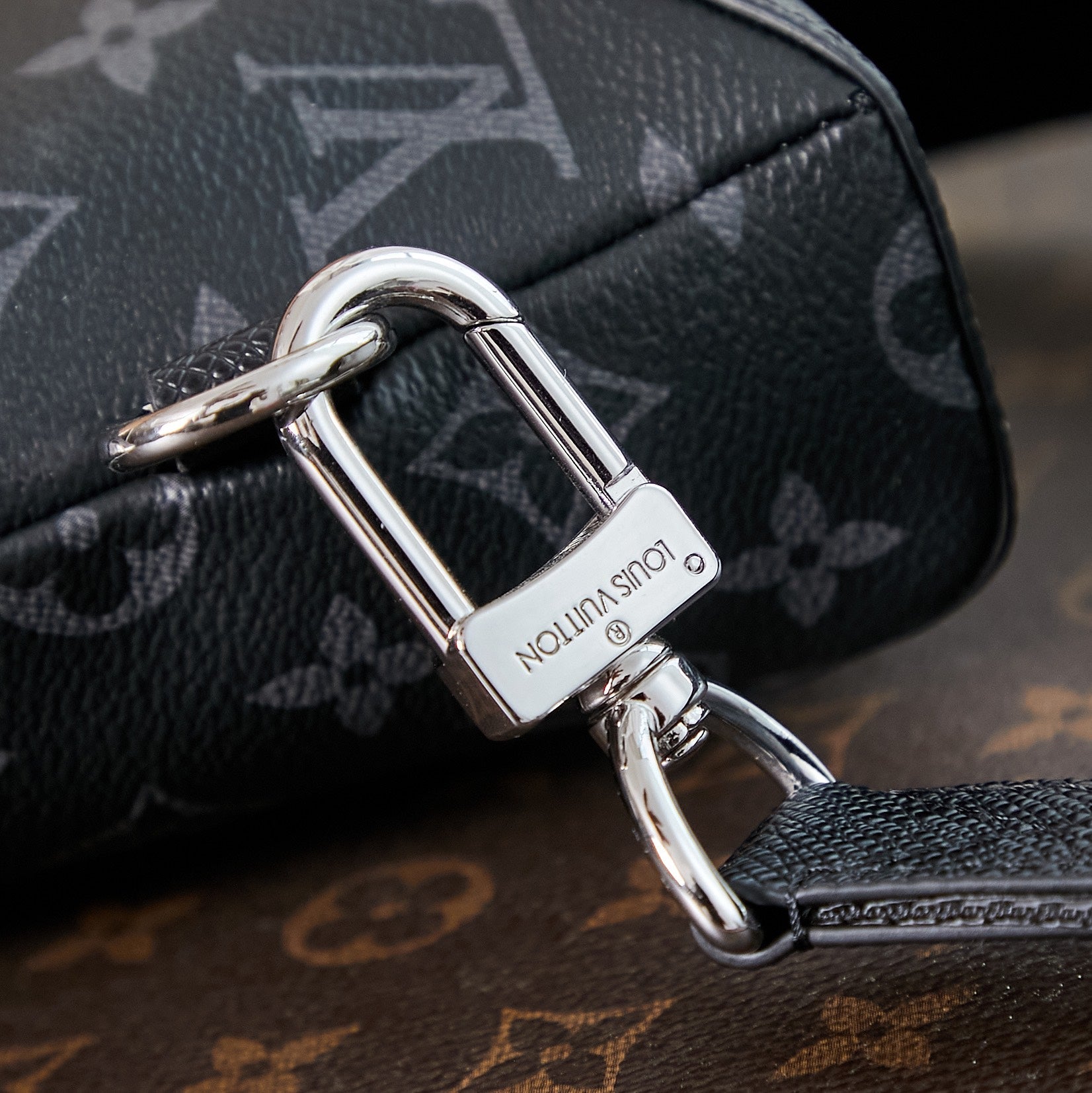 SAC À BANDOULIÈRE DUO 42 EN TOILE MONOGRAMME ECLIPSE NOIRE