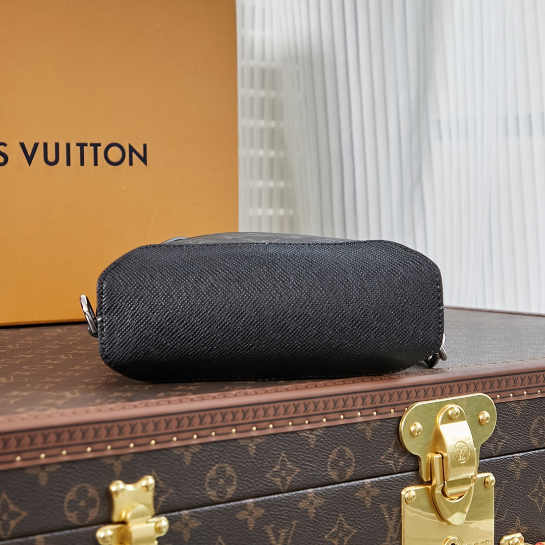 SAC À BANDOULIÈRE DUO 42 EN TOILE MONOGRAMME ECLIPSE NOIRE