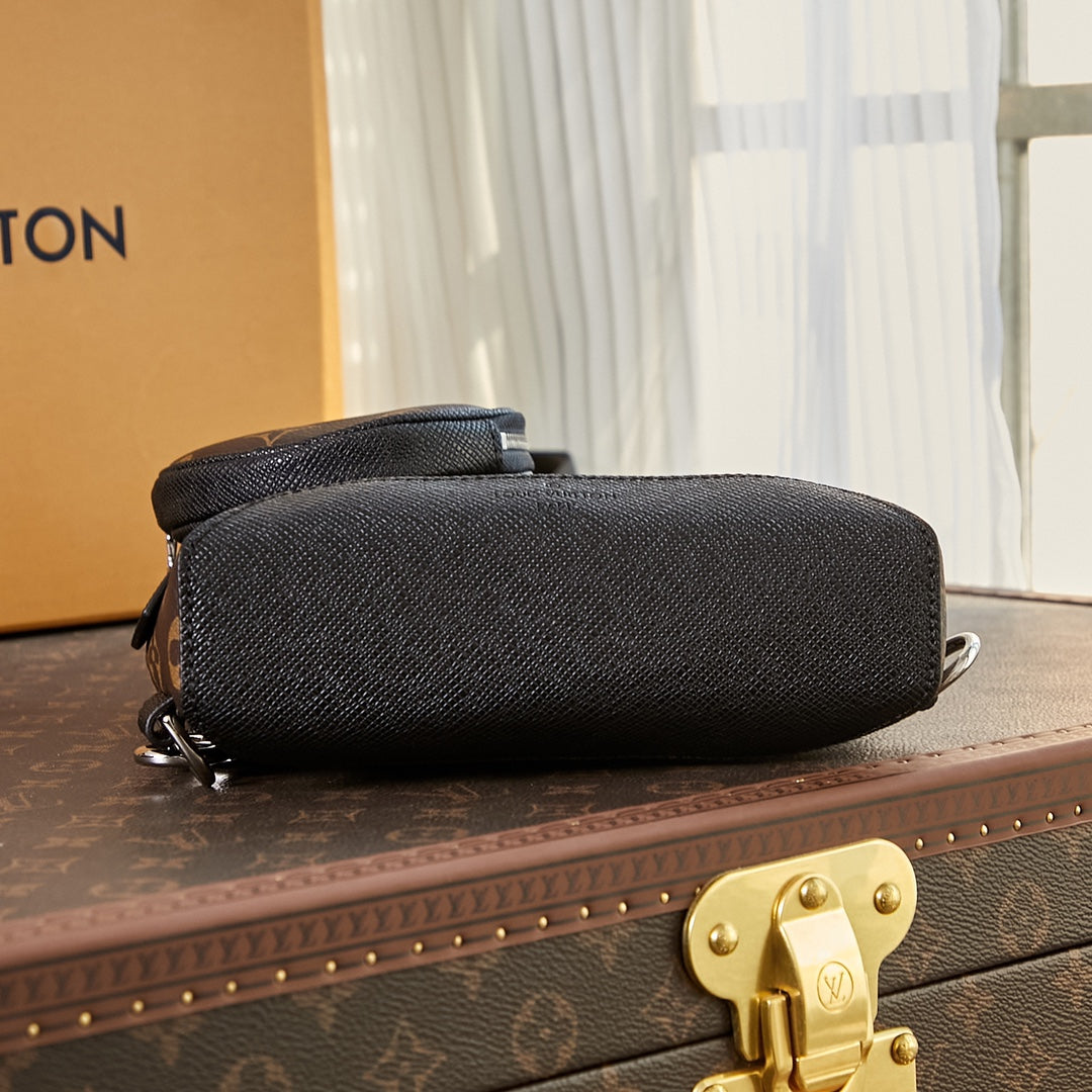SAC À BANDOULIÈRE DUO 42 EN TOILE MONOGRAMME MARRON
