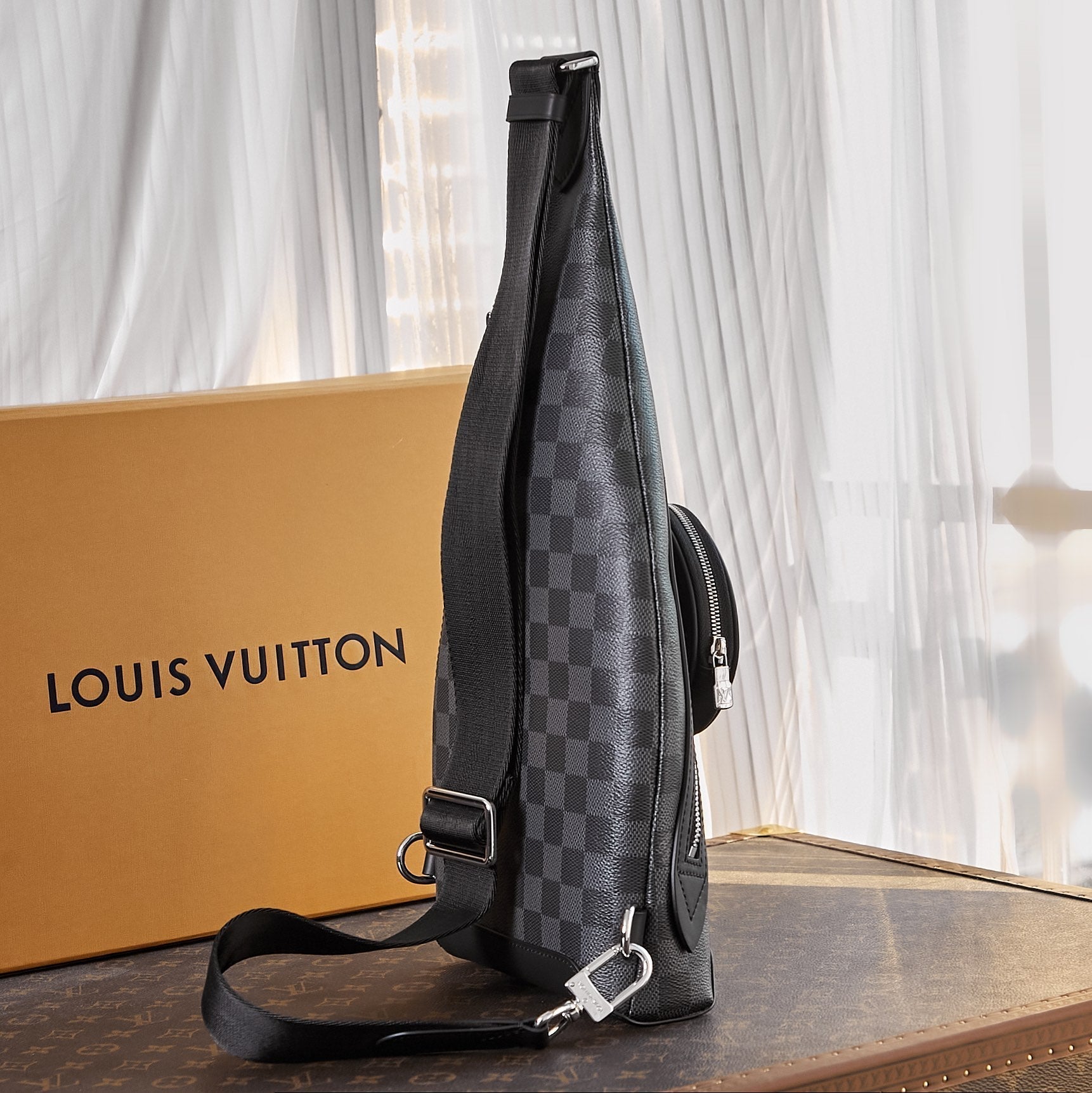 SAC À BANDOULIÈRE DUO 42 EN TOILE DAMIER GRAPHITE GRIS NOIR