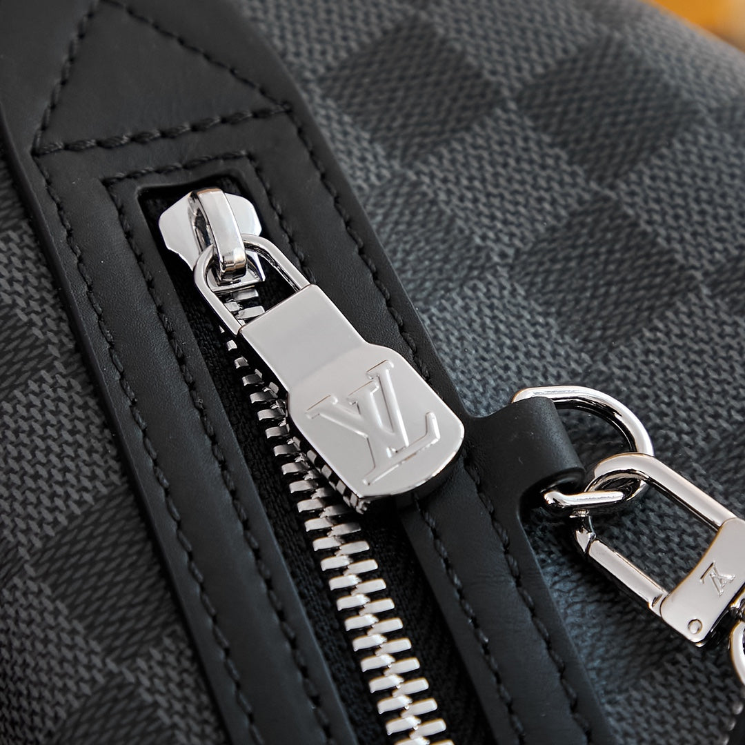 SAC À BANDOULIÈRE DUO 42 EN TOILE DAMIER GRAPHITE GRIS NOIR
