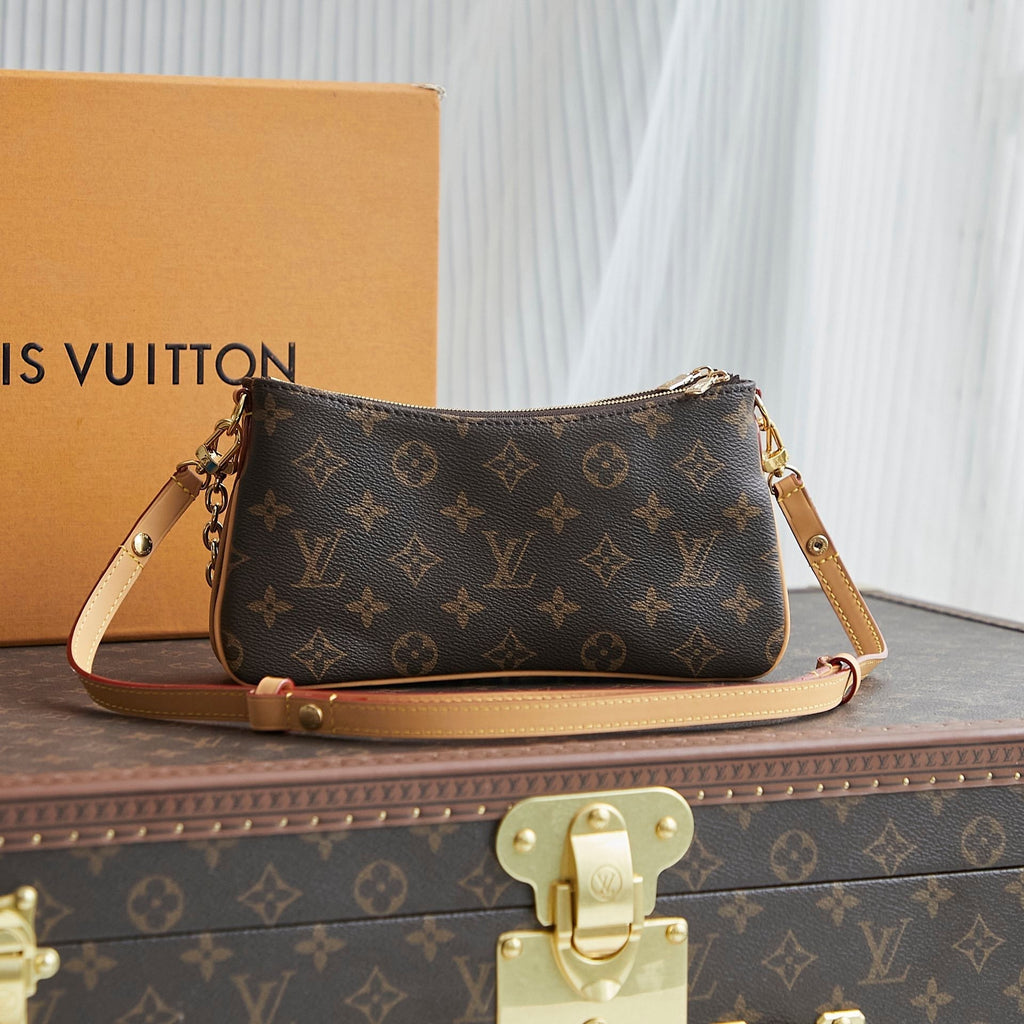 POCHETTE LIV 24 EN TOILE MONOGRAMME MARRON QUINCAILLERIE DORÉ