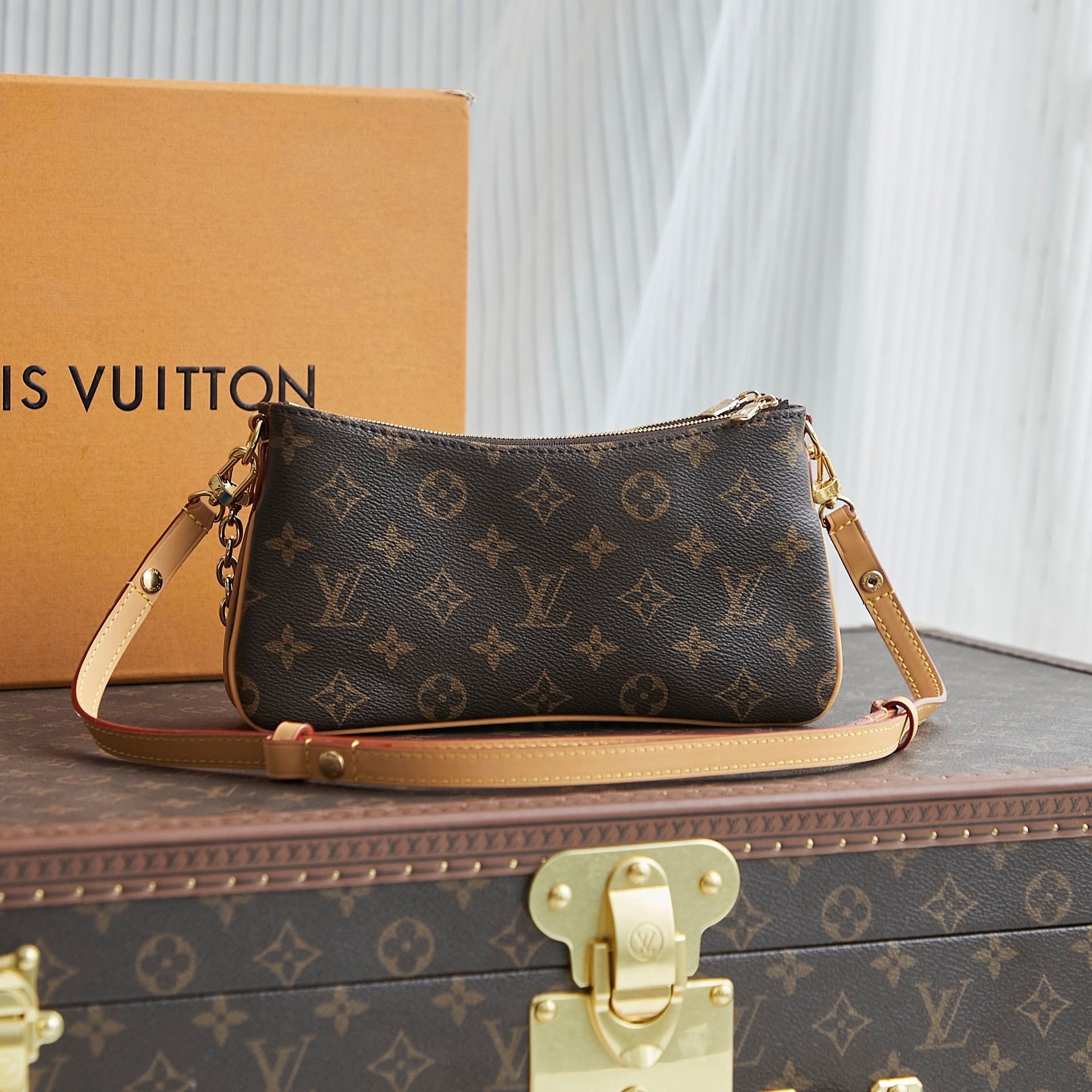 POCHETTE LIV 24 EN TOILE MONOGRAMME MARRON QUINCAILLERIE DORÉ