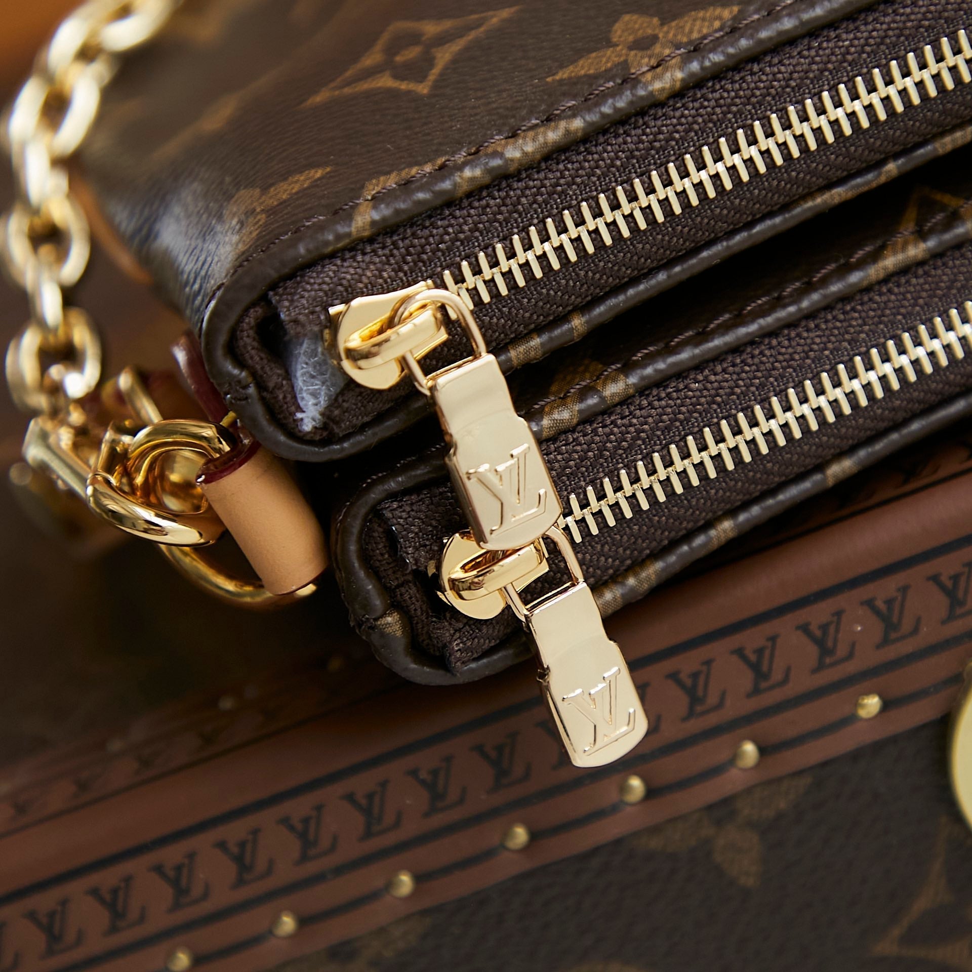 POCHETTE LIV 24 EN TOILE MONOGRAMME MARRON QUINCAILLERIE DORÉ