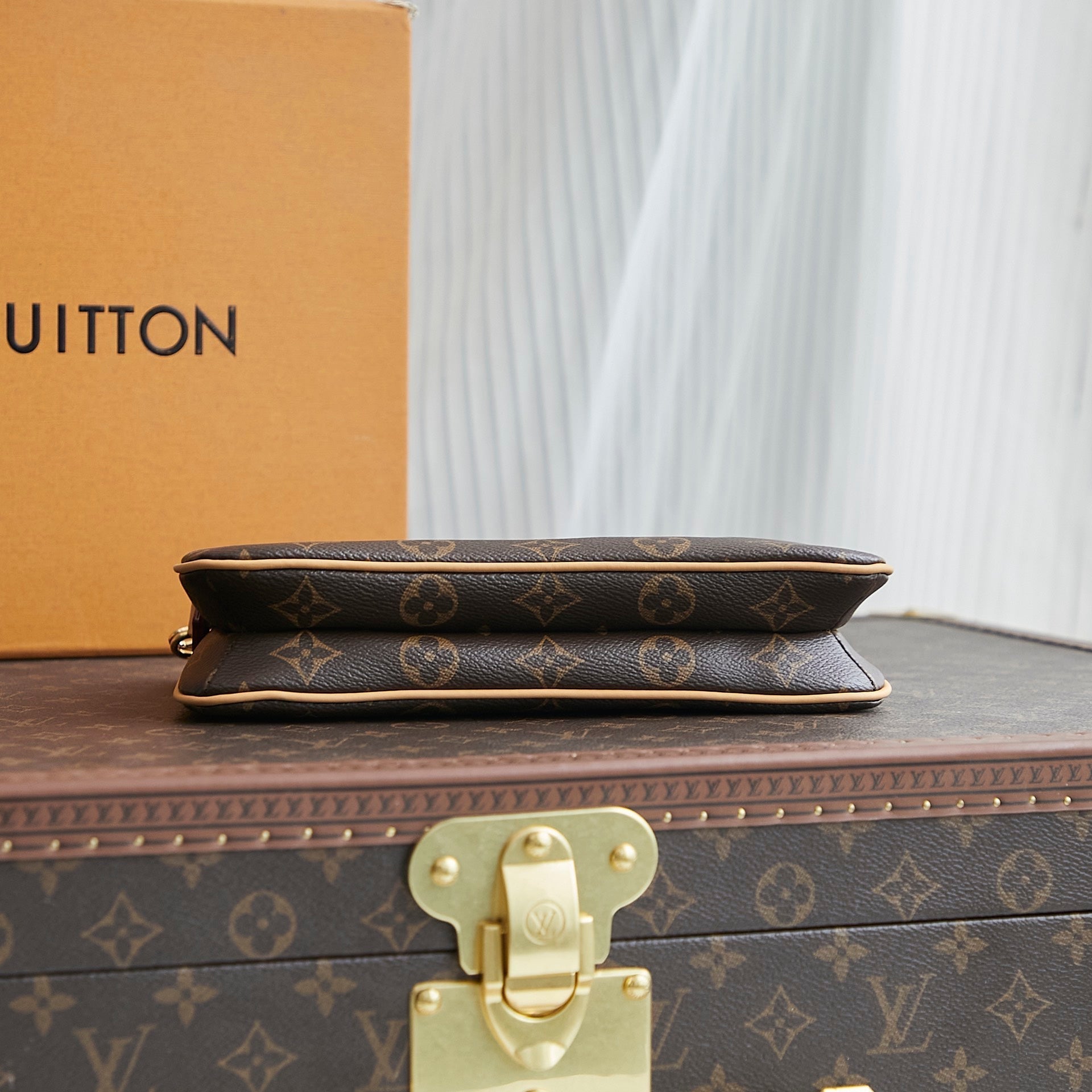 POCHETTE LIV 24 EN TOILE MONOGRAMME MARRON QUINCAILLERIE DORÉ