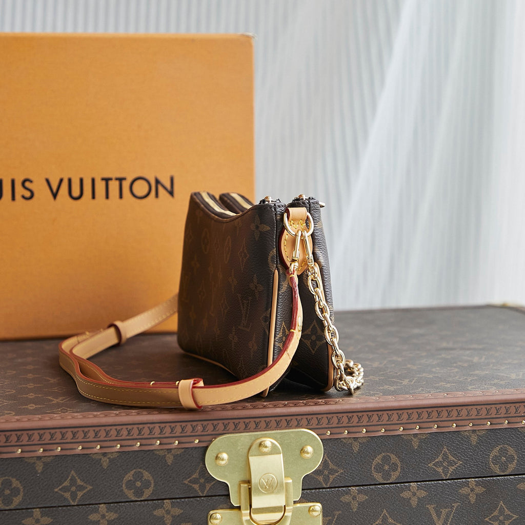 POCHETTE LIV 24 EN TOILE MONOGRAMME MARRON QUINCAILLERIE DORÉ