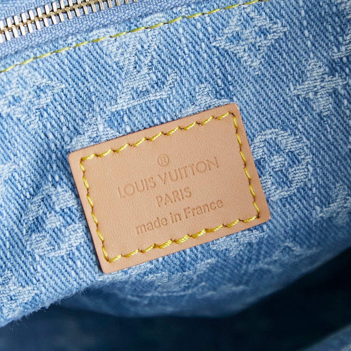 LET GO PM 28 EN DENIM MONOGRAMME BLEU CLAIR ET QUINCAILLERIE DORÉ