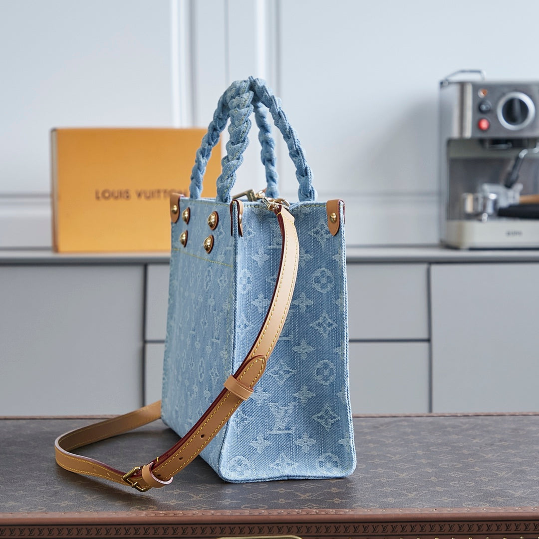 LET GO PM 28 EN DENIM MONOGRAMME BLEU CLAIR ET QUINCAILLERIE DORÉ