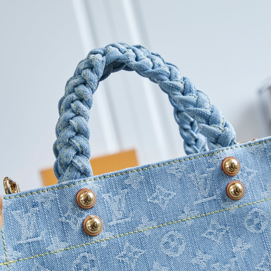LET GO PM 28 EN DENIM MONOGRAMME BLEU CLAIR ET QUINCAILLERIE DORÉ