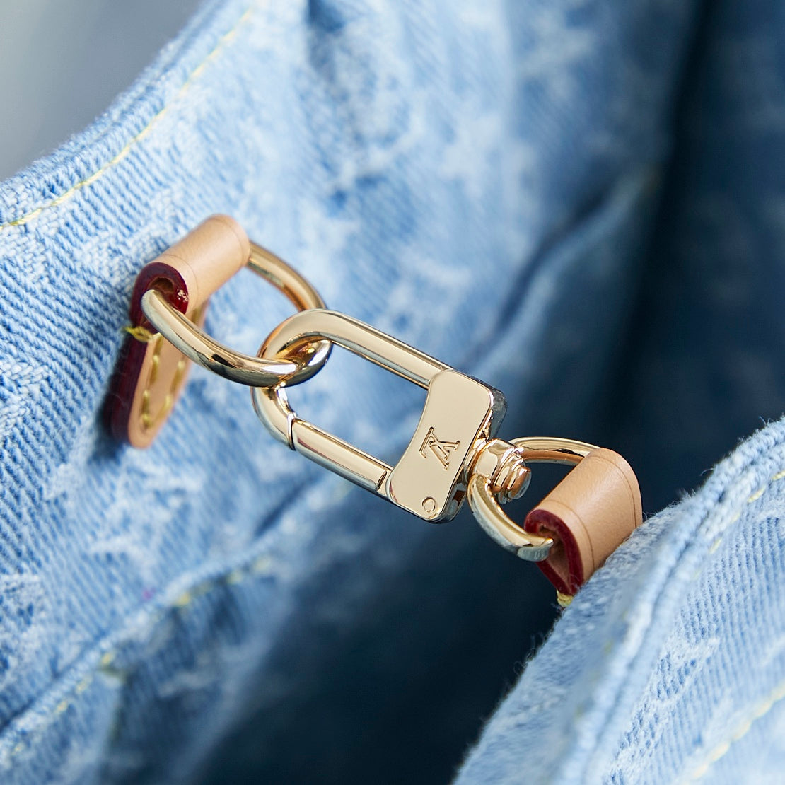 LET GO PM 28 EN DENIM MONOGRAMME BLEU CLAIR ET QUINCAILLERIE DORÉ