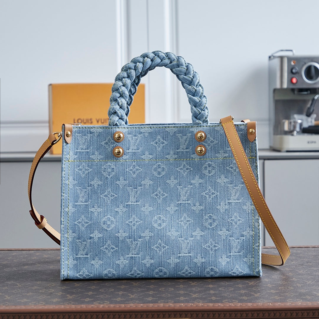 LET GO PM 28 EN DENIM MONOGRAMME BLEU CLAIR ET QUINCAILLERIE DORÉ