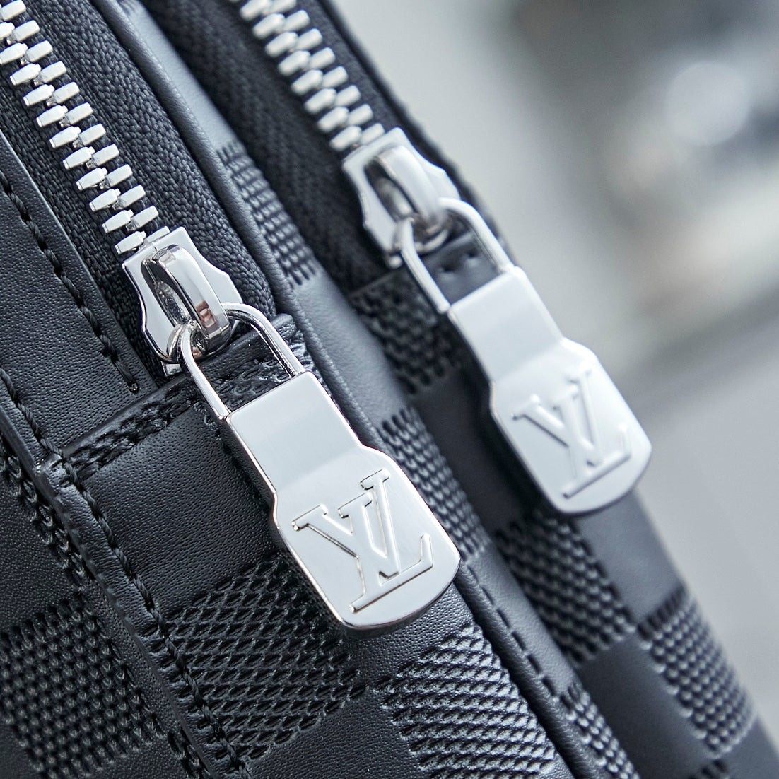SAC À BANDOULIÈRE AVENUE 31 EN CUIR DE VEAU DAMIER INFINI NOIR