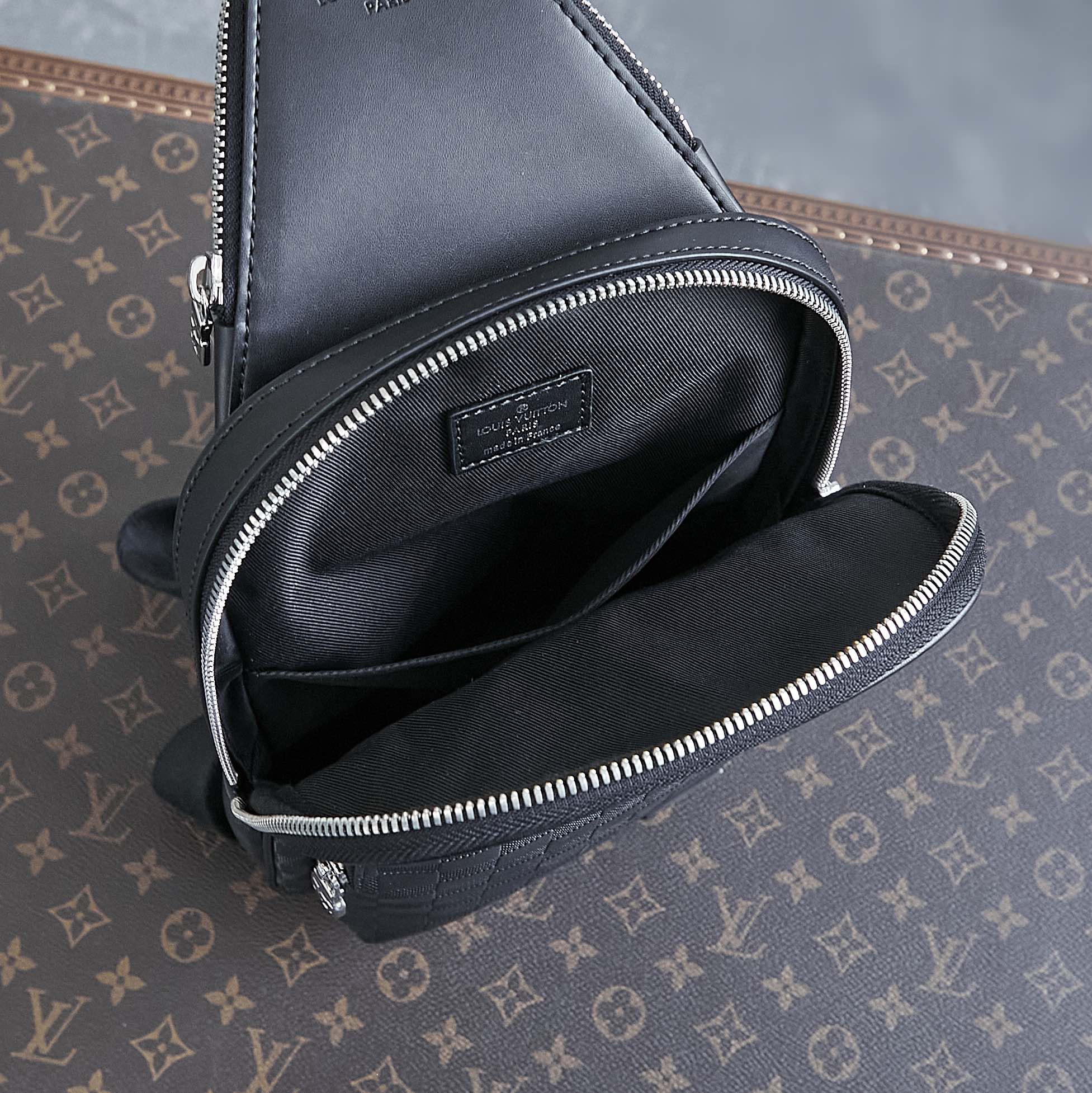 AVENUE SLINGBAG 31 IN BLACK DAMIER INFINI CALFSKIN
