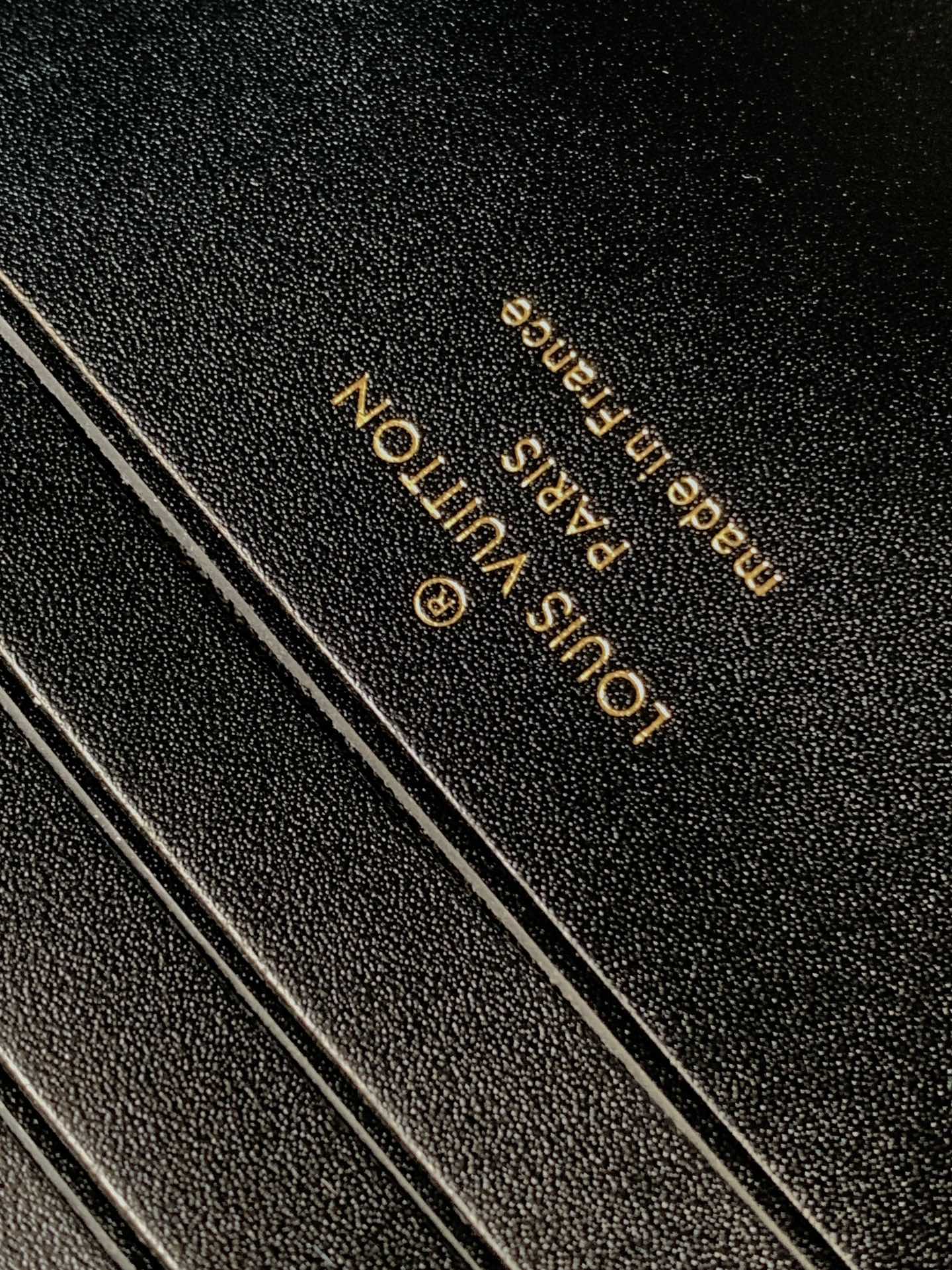 PORTEFEUILLE SUR CHAÎNE CAPUCINES 23 EN CUIR DE VEAU LISSE NOIR, QUINCAILLERIE DORÉ