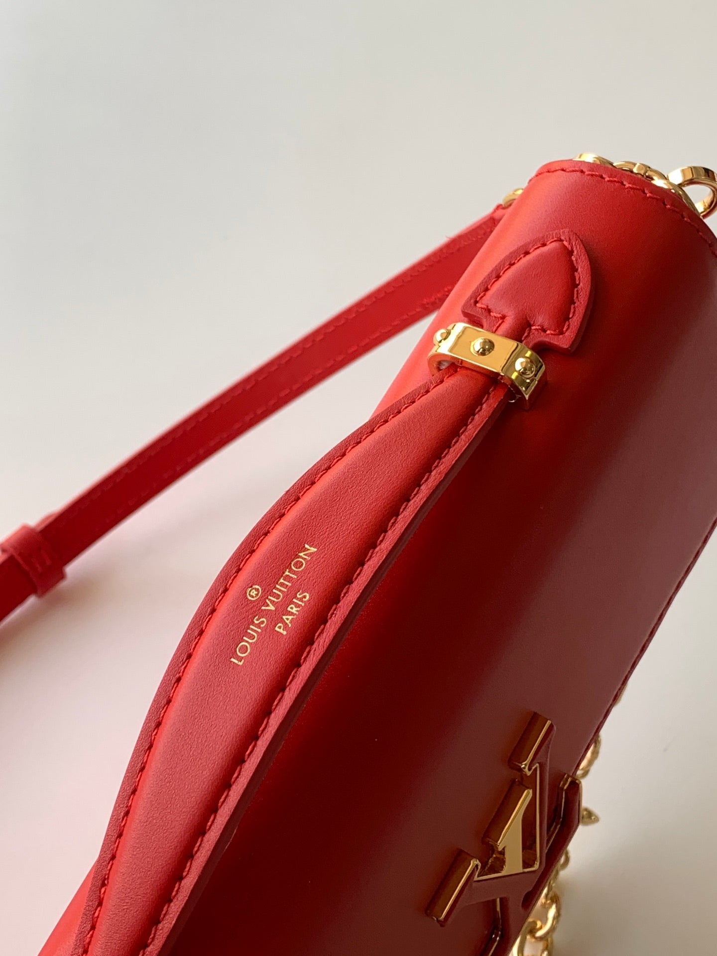 PORTEFEUILLE SUR CHAÎNE CAPUCINES 23 EN CUIR DE VEAU LISSE ROUGE, QUINCAILLERIE DORÉ