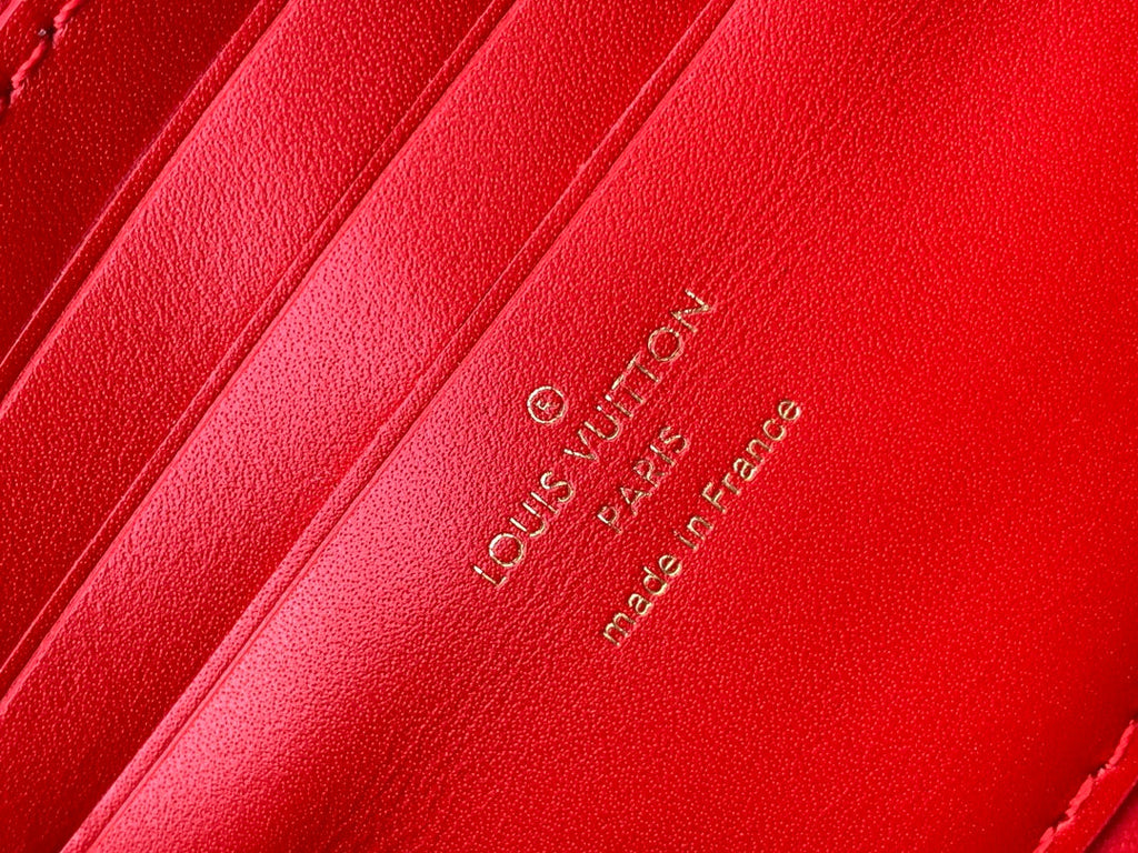 PORTEFEUILLE SUR CHAÎNE CAPUCINES 23 EN CUIR DE VEAU LISSE ROUGE, QUINCAILLERIE DORÉ