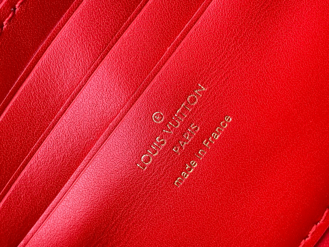 PORTEFEUILLE SUR CHAÎNE CAPUCINES 23 EN CUIR DE VEAU LISSE ROUGE, QUINCAILLERIE DORÉ