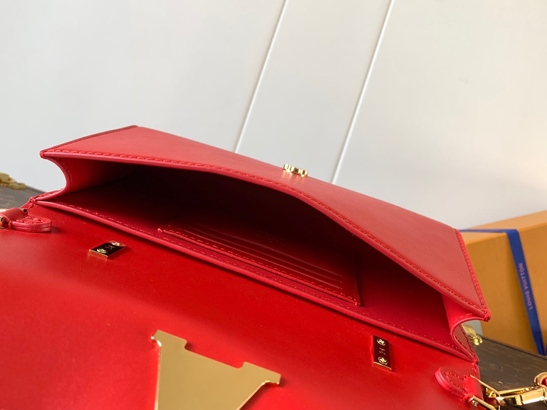 PORTEFEUILLE SUR CHAÎNE CAPUCINES 23 EN CUIR DE VEAU LISSE ROUGE, QUINCAILLERIE DORÉ