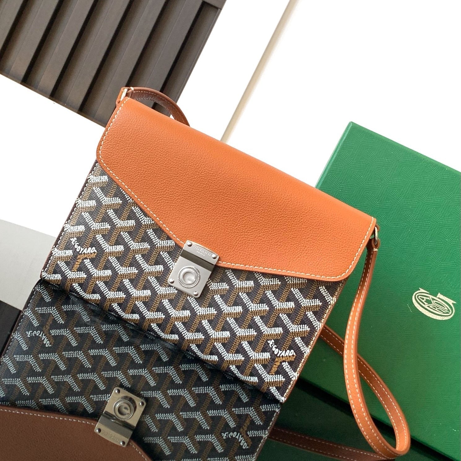 PORTEFEUILLE-POCHETTE CHYPRE 21 EN TOILE GOYARDINE NOIRE ET CUIR DE VEAU BRUN