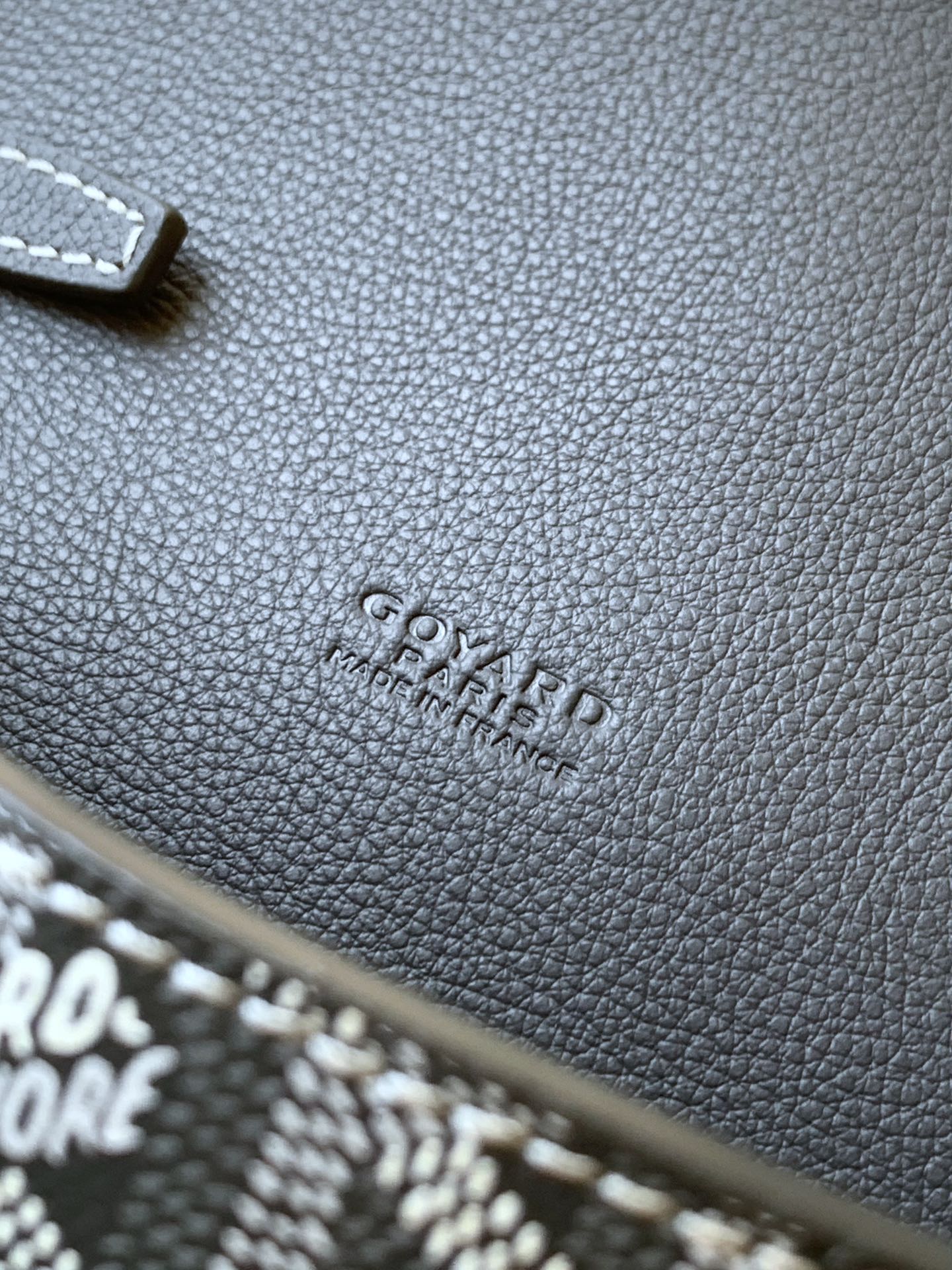 PORTEFEUILLE-POCHETTE CHYPRE 21 EN TOILE GOYARDINE GRISE ET CUIR DE VEAU