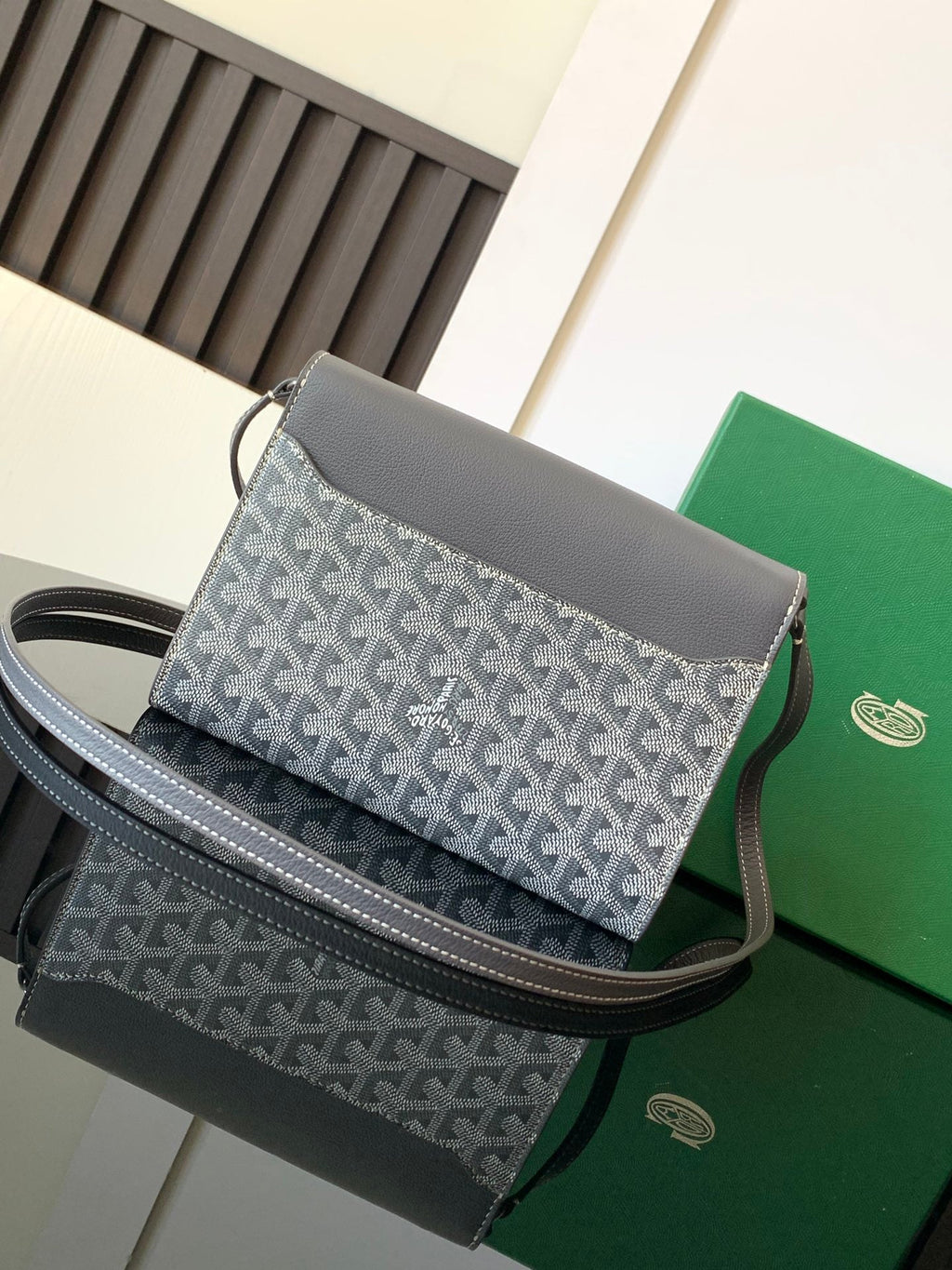 PORTEFEUILLE-POCHETTE CHYPRE 21 EN TOILE GOYARDINE GRISE ET CUIR DE VEAU