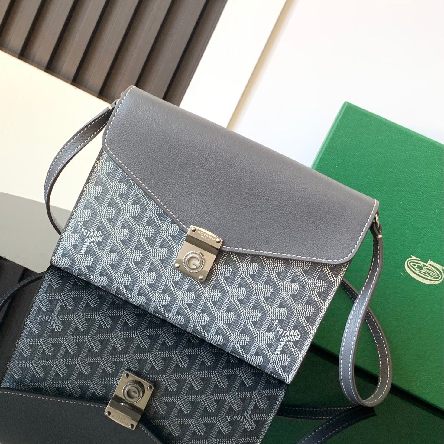 PORTEFEUILLE-POCHETTE CHYPRE 21 EN TOILE GOYARDINE GRISE ET CUIR DE VEAU