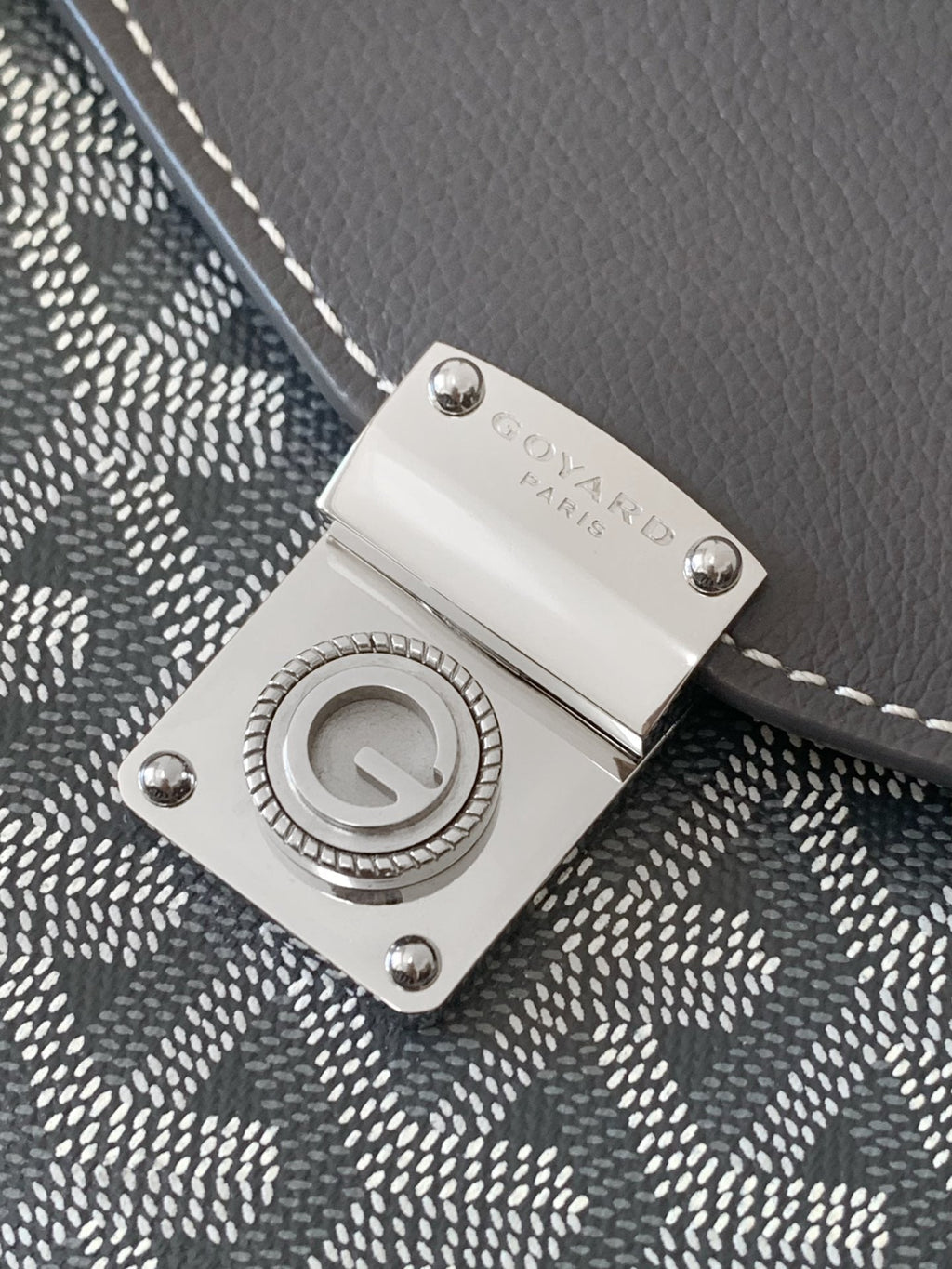 PORTEFEUILLE-POCHETTE CHYPRE 21 EN TOILE GOYARDINE GRISE ET CUIR DE VEAU
