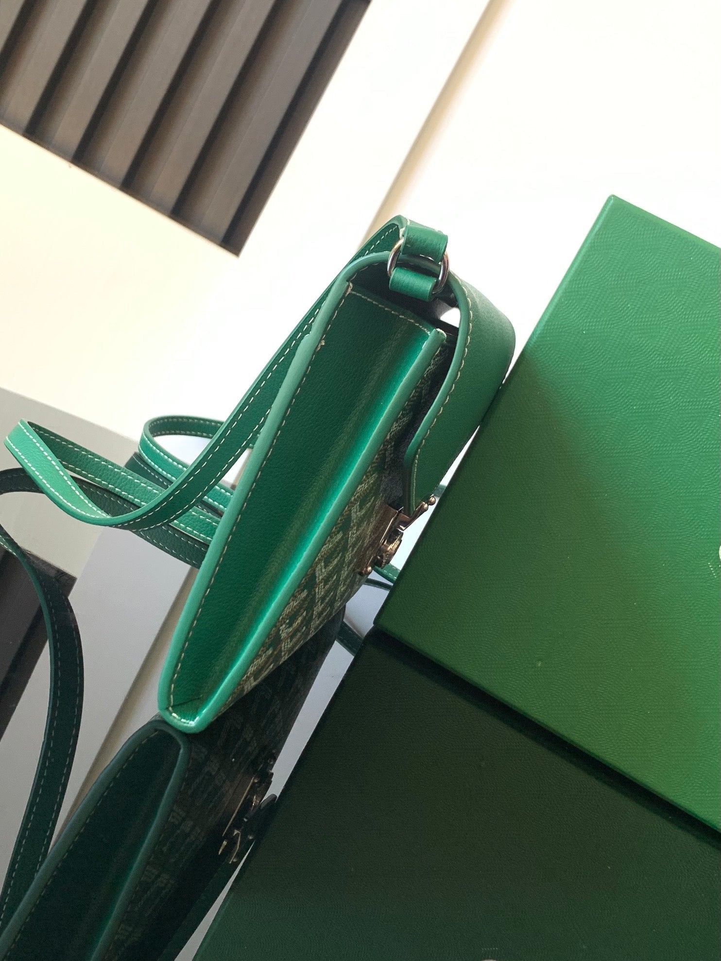 PORTEFEUILLE-POCHETTE CHYPRE 21 EN TOILE GOYARDINE VERTE ET CUIR DE VEAU