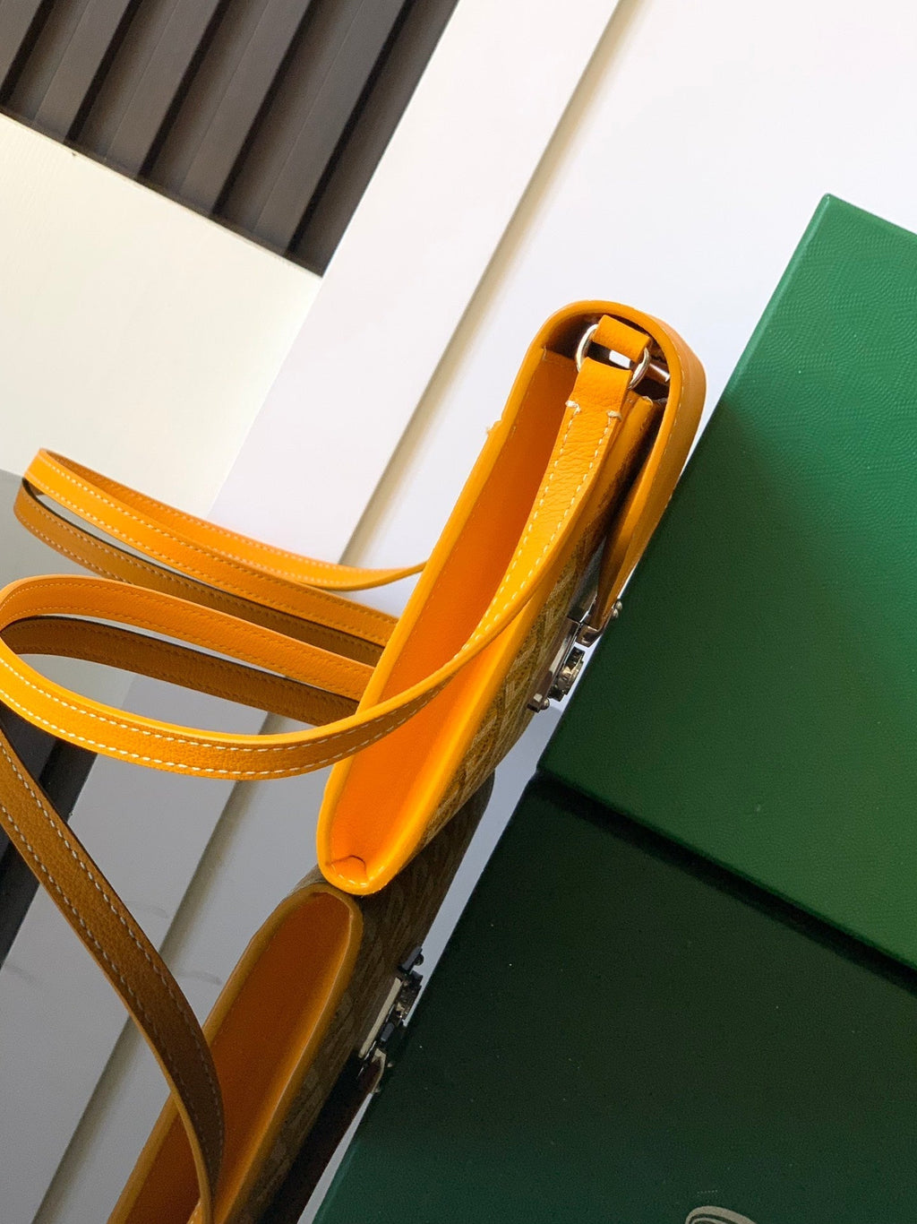 PORTEFEUILLE-POCHETTE CHYPRE 21 EN TOILE GOYARDINE JAUNE ET CUIR DE VEAU